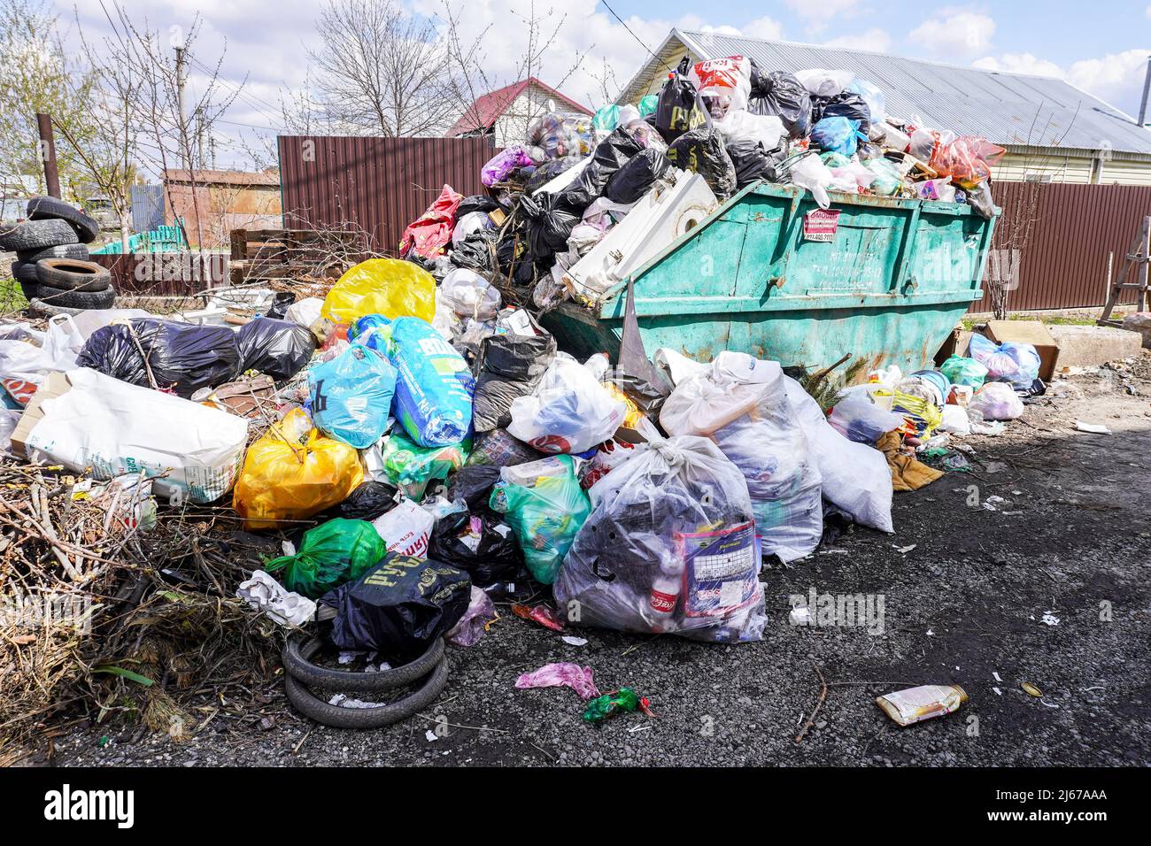 Samara, Russie - 28 avril 2022 : conteneur avec ordures et différents déchets dans la rue de la ville Banque D'Images
