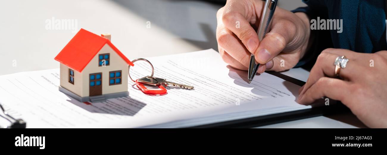 Signature du contrat de location de maison et prêt immobilier Banque D'Images