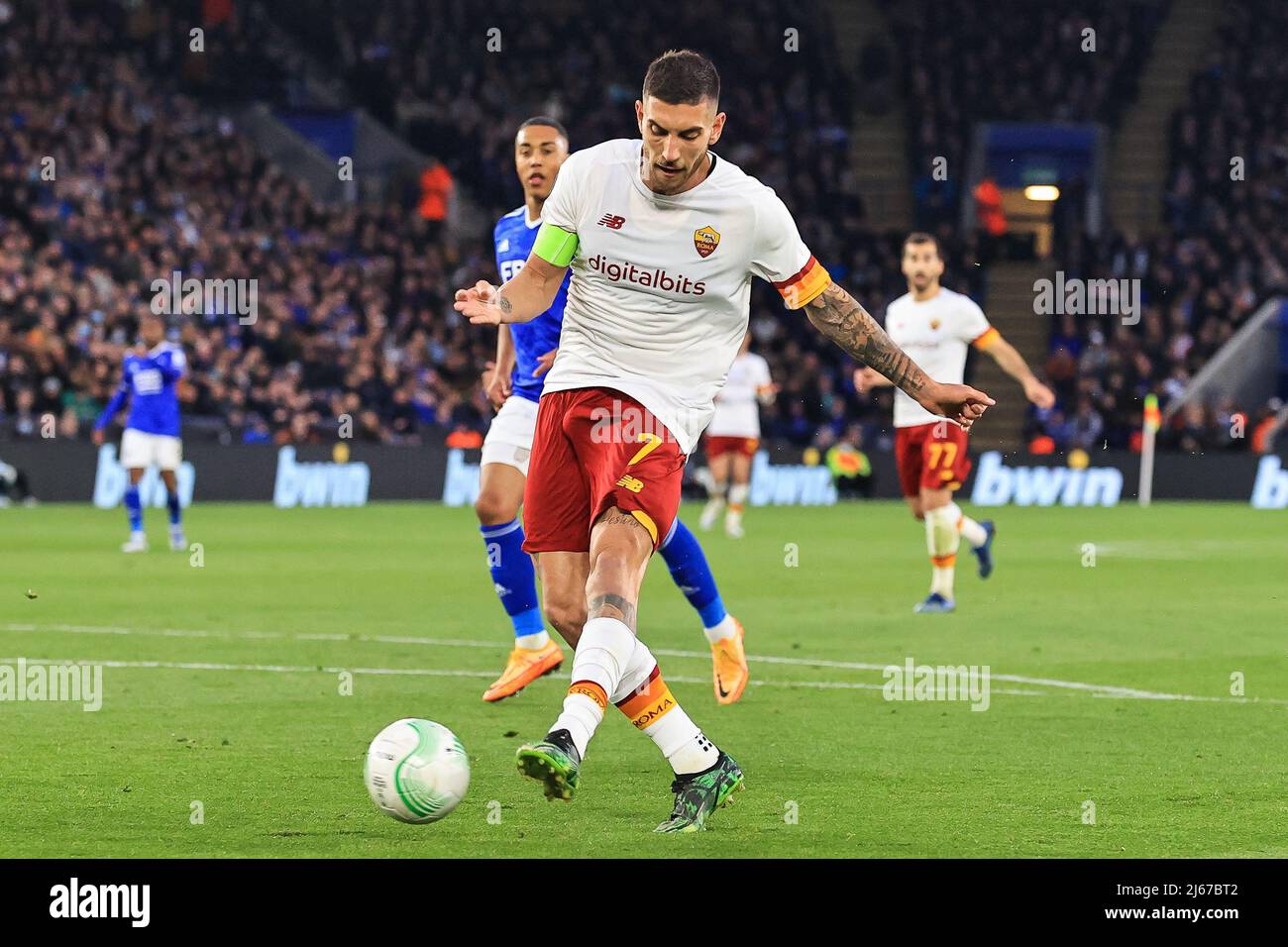 Leicester, Royaume-Uni. 28th avril 2022. Lorenzo Pellegrini #7 de Roma a obtenu 0-1 crédit: Nouvelles Images /Alay Live News Banque D'Images