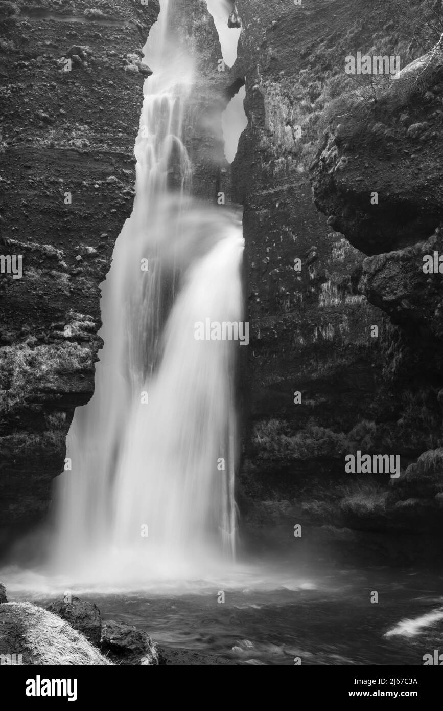 Photographie de Gluggafoss, également connu sous le nom de Merkjárfoss, une cascade près de Hvolsvöllur sur la côte sud de l'Islande. Banque D'Images