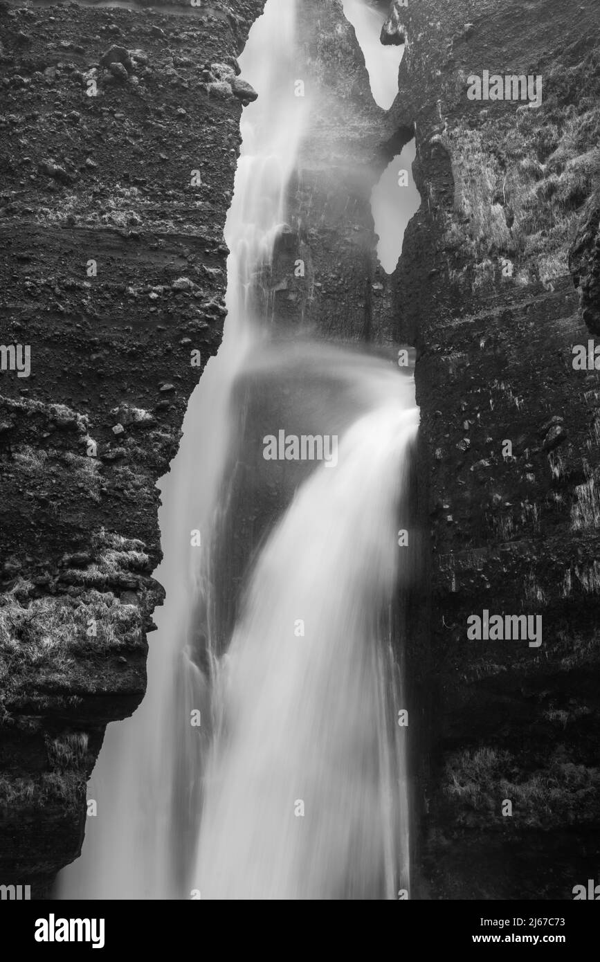 Photographie de Gluggafoss, également connu sous le nom de Merkjárfoss, une cascade près de Hvolsvöllur sur la côte sud de l'Islande. Banque D'Images