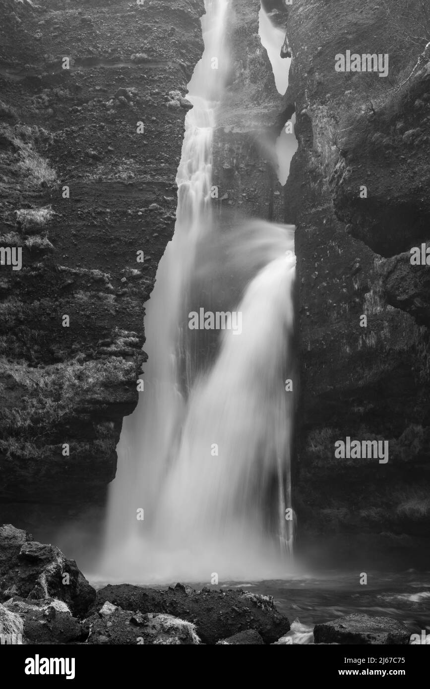 Photographie de Gluggafoss, également connu sous le nom de Merkjárfoss, une cascade près de Hvolsvöllur sur la côte sud de l'Islande. Banque D'Images