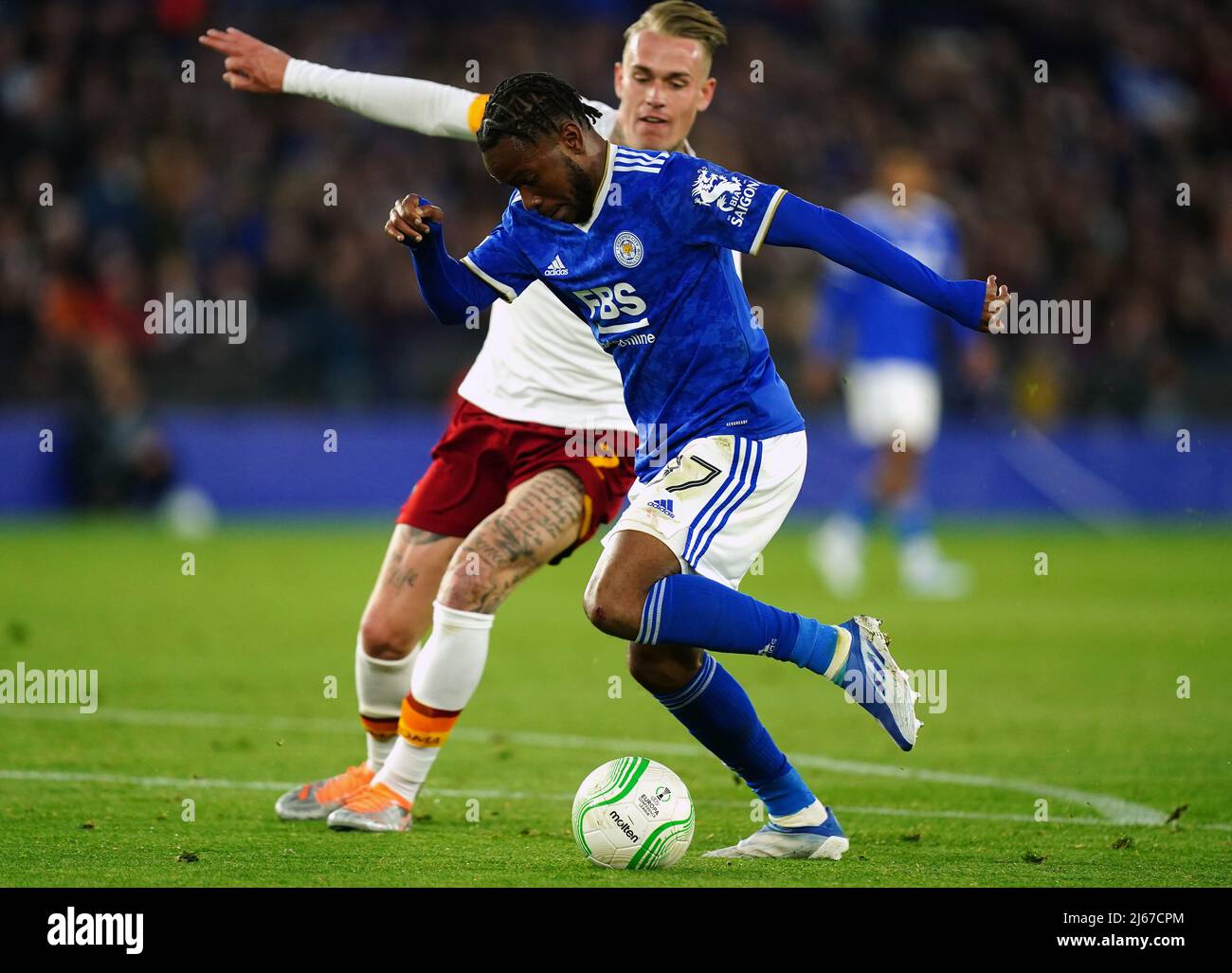 Rick Karsdorp de Roma (à gauche) et Ademola Lookman de Leicester City se battent pour le ballon lors de la demi-finale de l'UEFA Europa Conference League, première étape du match au King Power Stadium de Leicester. Date de la photo : jeudi 28 avril 2022. Banque D'Images
