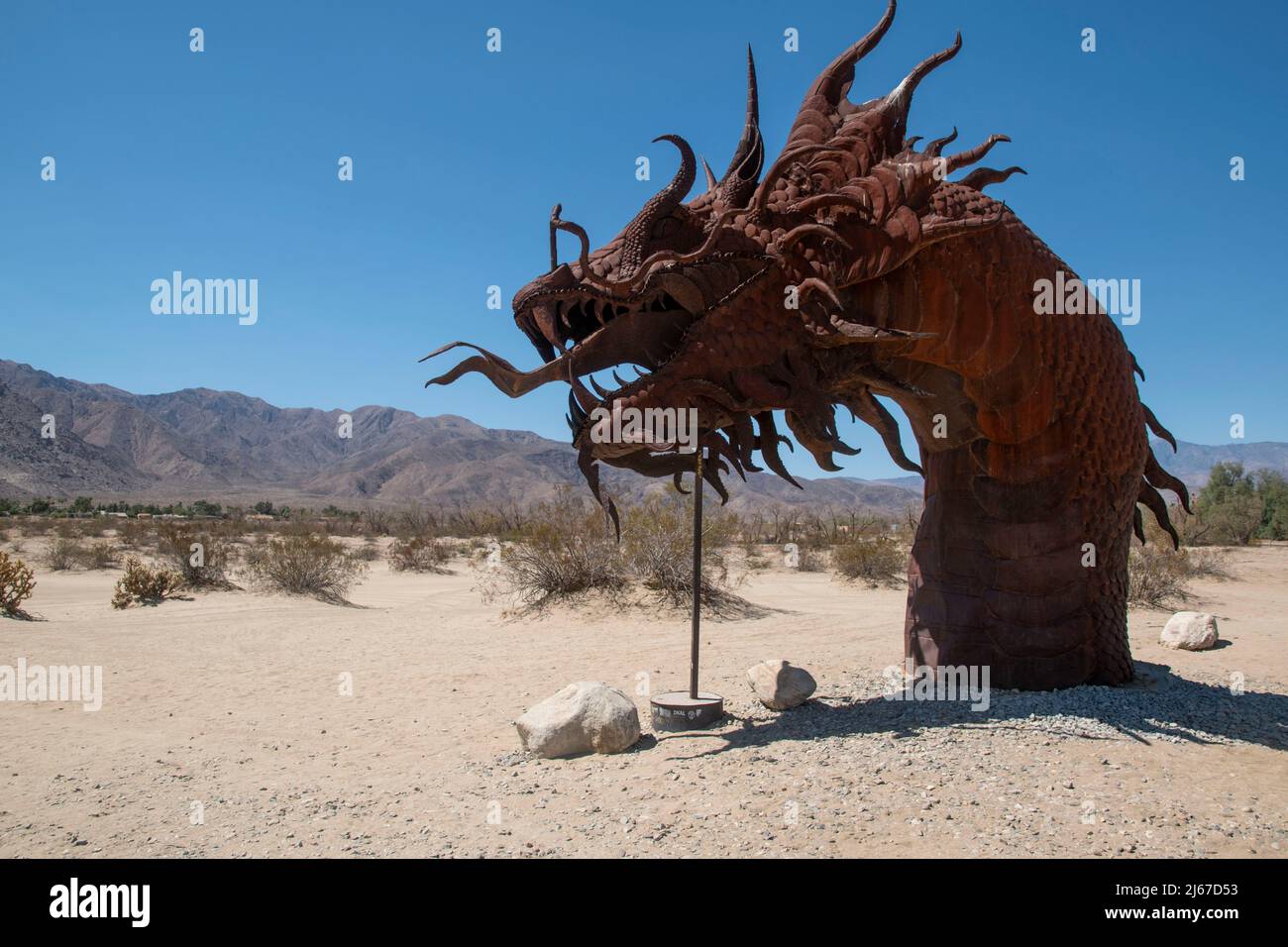 Il y a des statues métalliques d'animaux tels que des chevaux, des sangliers, des aigles, des chameaux et des dragons près de Borrego Springs, en Californie du Sud. Banque D'Images
