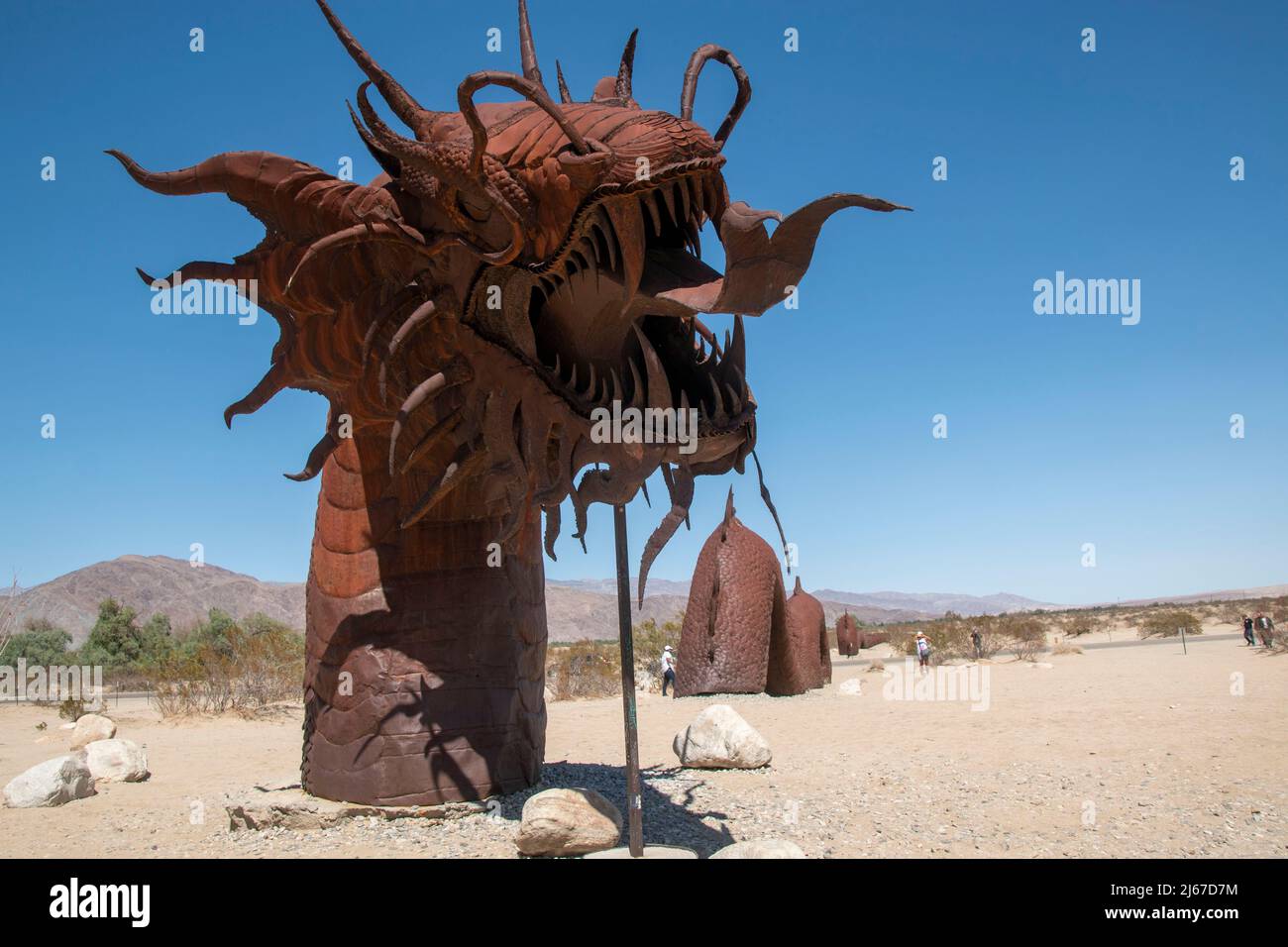 Il y a des statues métalliques d'animaux tels que des chevaux, des sangliers, des aigles, des chameaux et des dragons près de Borrego Springs, en Californie du Sud. Banque D'Images