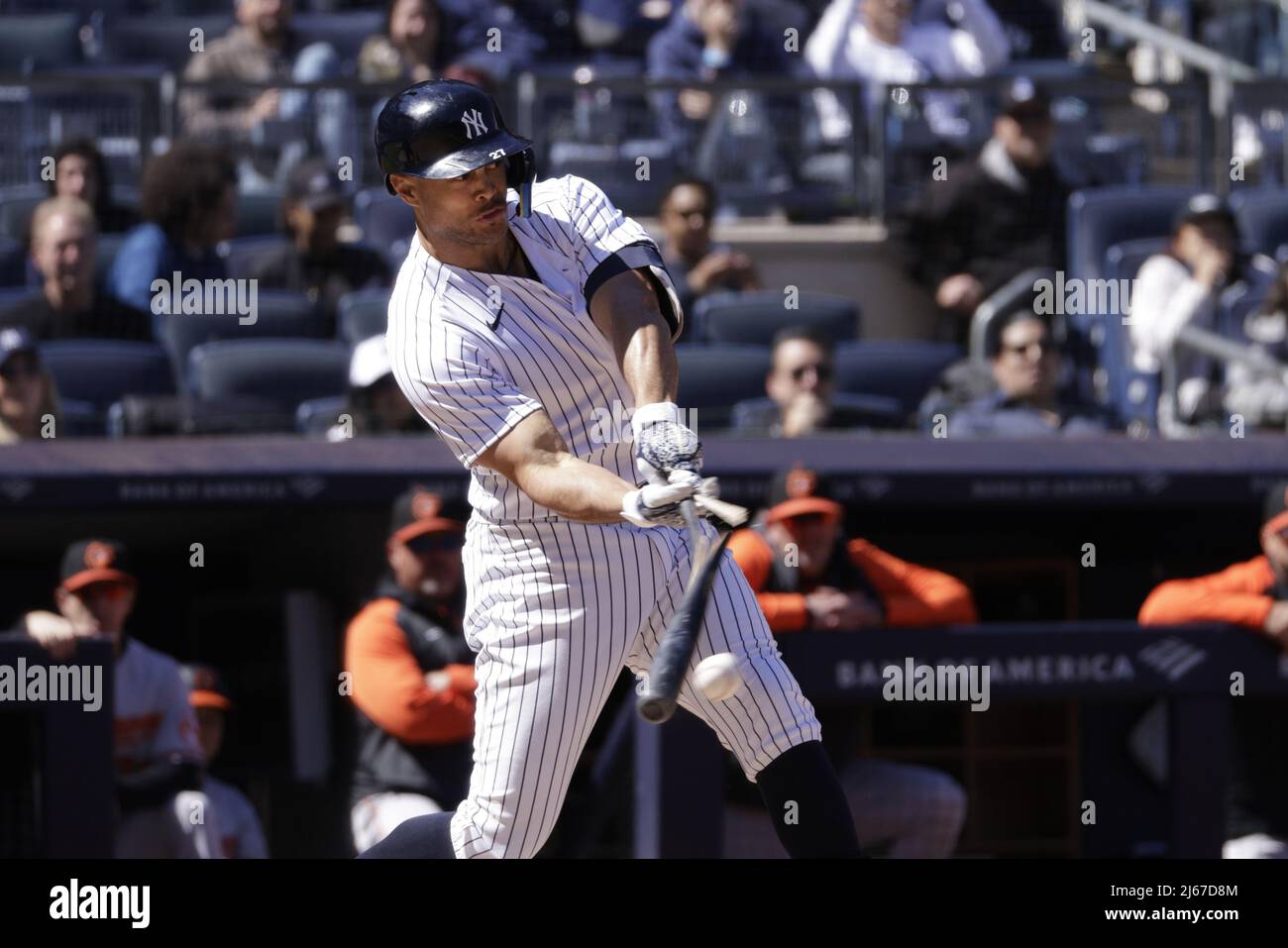 New York Yankees désigné hitter Giancarlo Stanton brise sa batte sur un unique RBI marquant Aaron Judge dans le cinquième repas contre les Baltimore Orioles au Yankee Stadium le jeudi 28 avril 2022 à New York. Photo de Corey Sipkin/UPI Banque D'Images