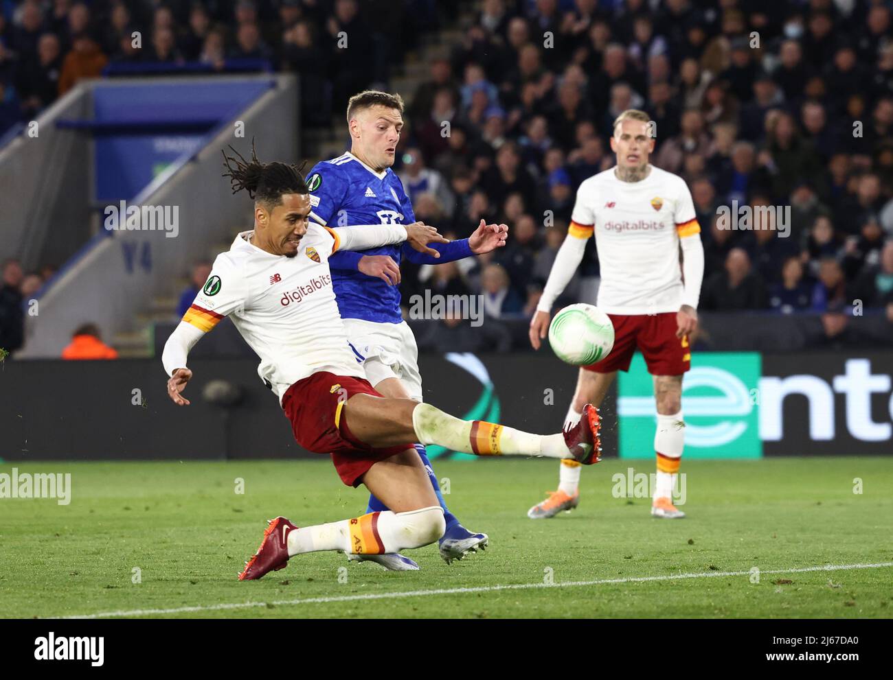 Leicester, Royaume-Uni. 28th avril 2022. Chris Smalling d'AS Roma s'attaque à Jamie Vardy de Leicester City lors du match de l'UEFA Europa Conference League au King Power Stadium de Leicester. Crédit photo à lire: Darren Staples / Sportimage crédit: Sportimage / Alay Live News Banque D'Images