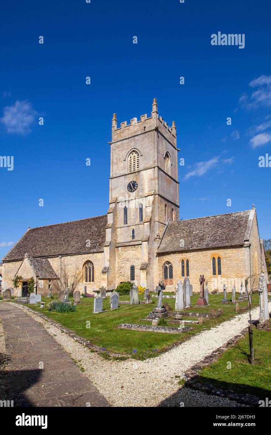 L'église paroissiale et la cour de l'église Saint-Jean-Baptiste dans le village Worcestershire de Beckford, au pied des collines de Bredon Banque D'Images
