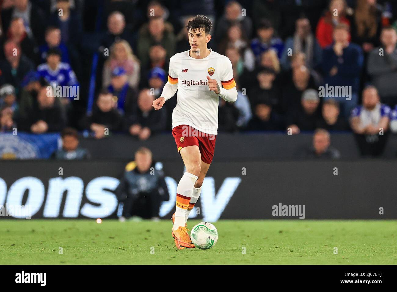 Leicester, Royaume-Uni. 28th avril 2022. Roger Ibañez #3 de Roma fait une pause avec le ballon crédit: Nouvelles Images /Alamy Live News Banque D'Images