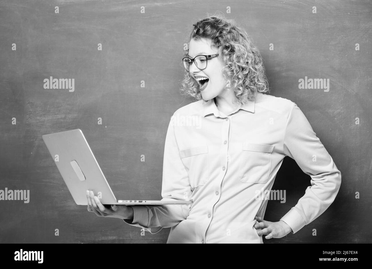 L'éducation moderne. École des technologies numériques. Informatique et programmation. Une fille surfant sur Internet. École en ligne. Cours en ligne. Professeur d'école Banque D'Images