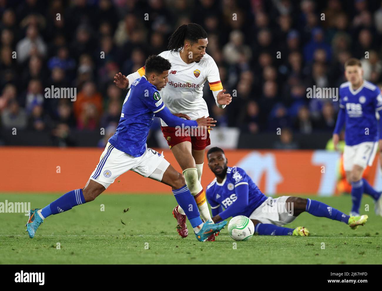 Leicester, Royaume-Uni. 28th avril 2022. Chris Smalling d'AS Roma attaqué par James Justin de Leicester City lors du match de l'UEFA Europa Conference League au King Power Stadium, Leicester. Crédit photo à lire: Darren Staples / Sportimage crédit: Sportimage / Alay Live News Banque D'Images