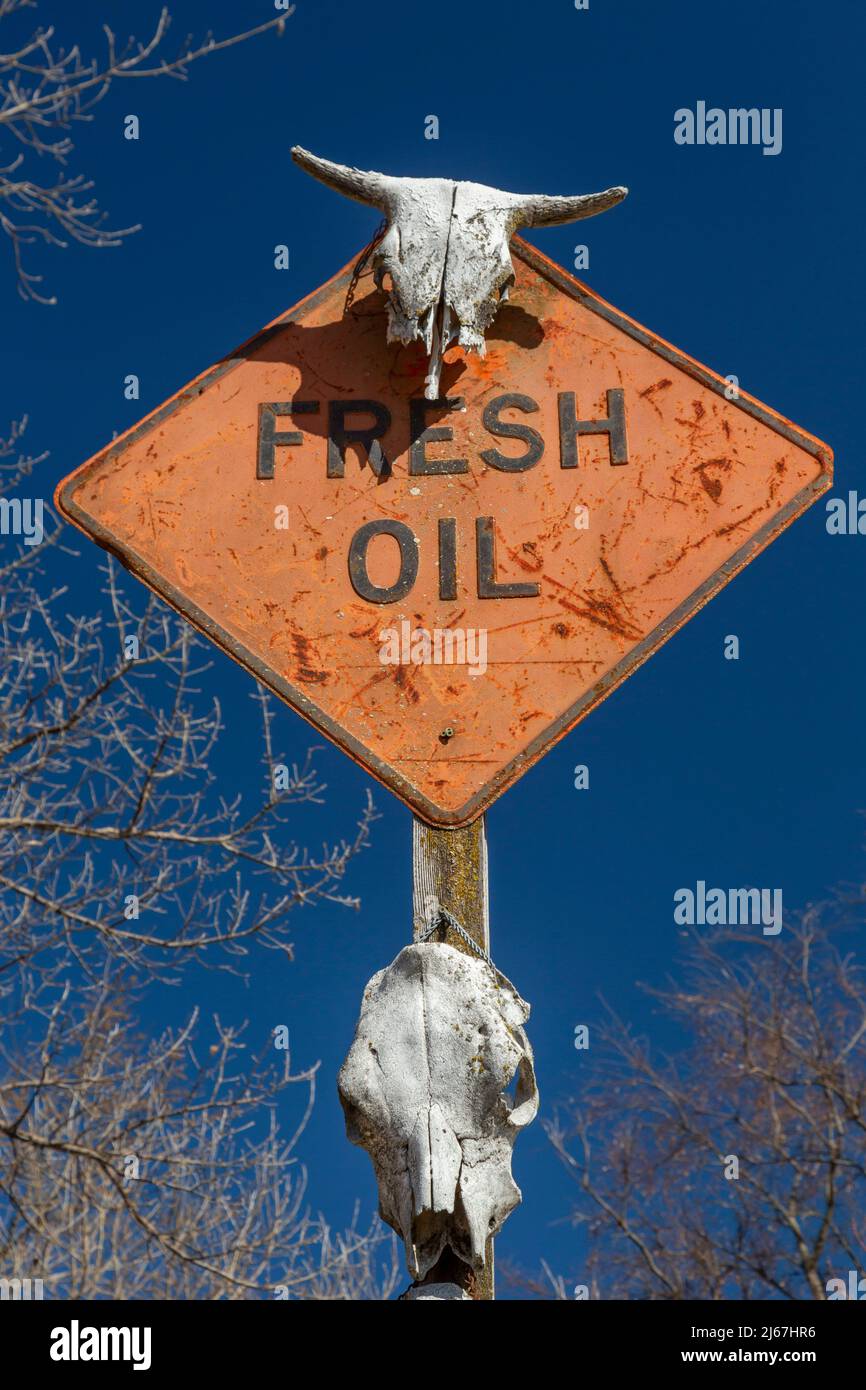 Coffeyville, Kansas - des crânes et des signes d'animaux restent en signe de protestation dans la « zone morte » après un déversement de pétrole de 2007 à la raffinerie de pétrole de Coffeyville Resources. Banque D'Images
