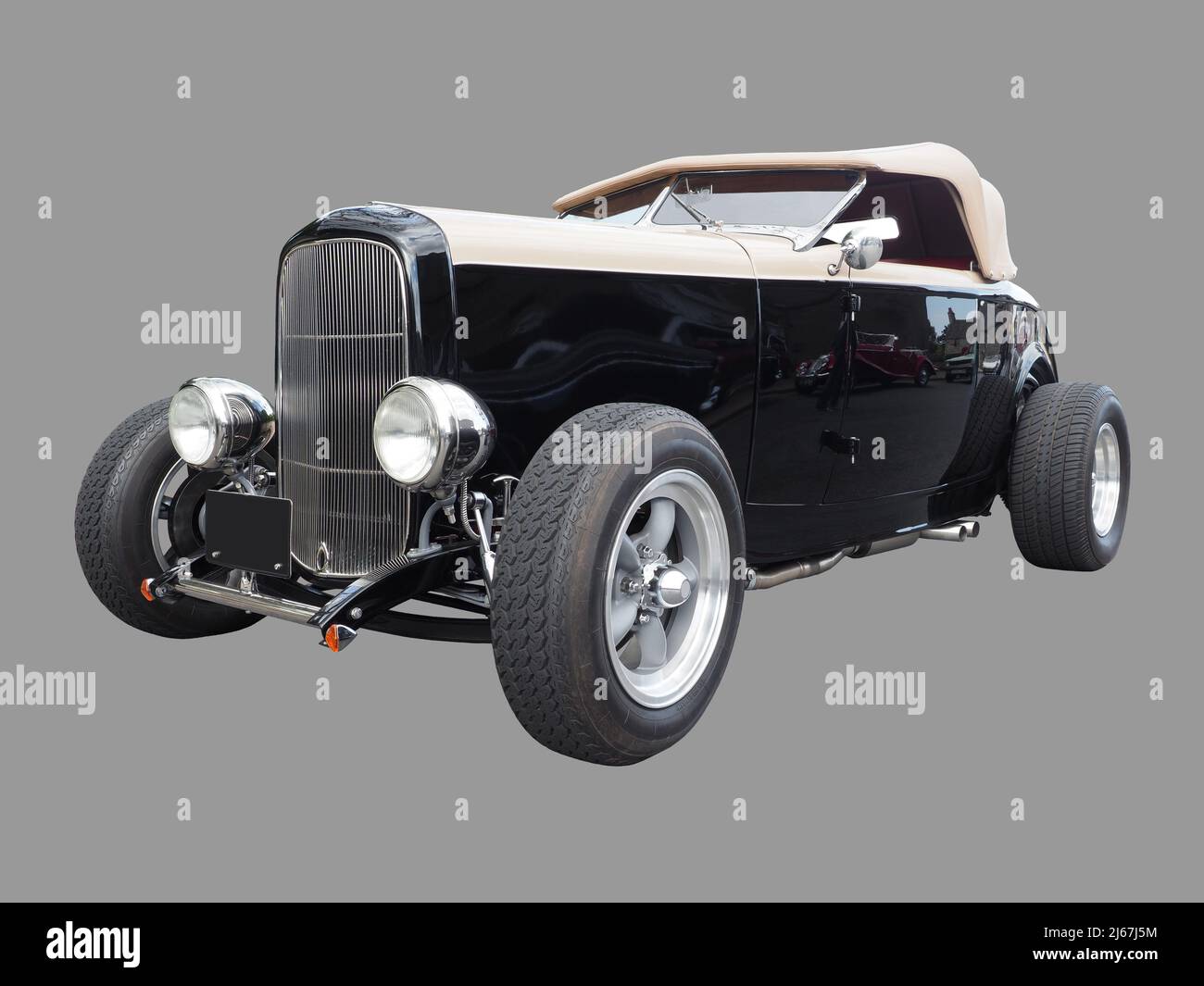 Une voiture cabriolet Hi-Boy Hot Rod, Ford modèle B 1932, 3 glaces, coupé Deuce, roadster. Noir brillant, brun clair, isolé sur gris, pas de logos, Banque D'Images