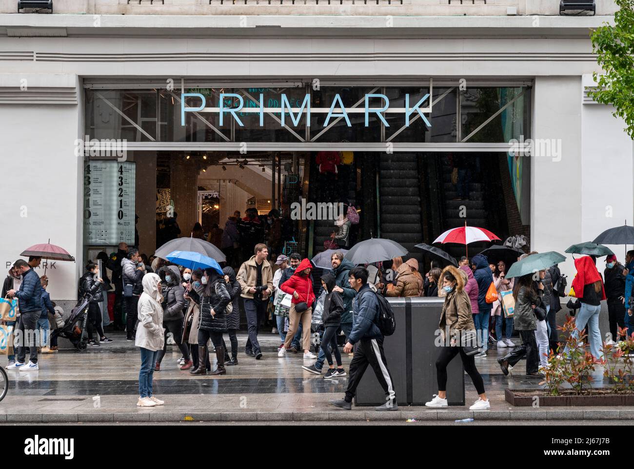Les piétons et les acheteurs sont vus devant le magasin Primark de la marque irlandaise de mode en Espagne. (Photo de Xavi Lopez / SOPA Images / Sipa USA) Banque D'Images