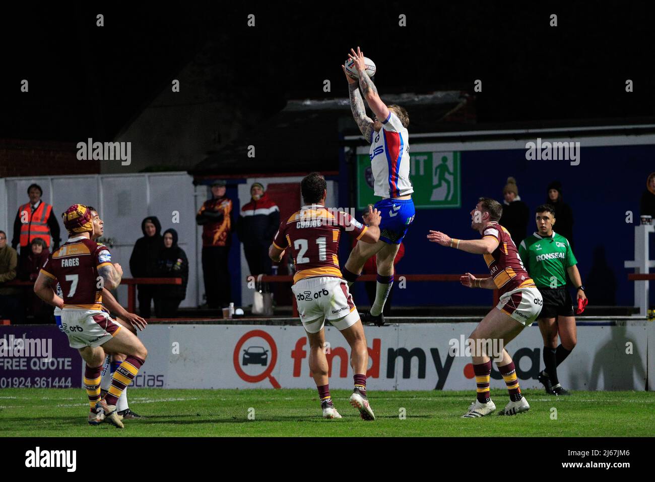 Tom Johnstone (2) de Wakefield Trinity se lève le plus haut et revendique la balle à Wakefield, Royaume-Uni, le 4/28/2022. (Photo de James Heaton/News Images/Sipa USA) Banque D'Images