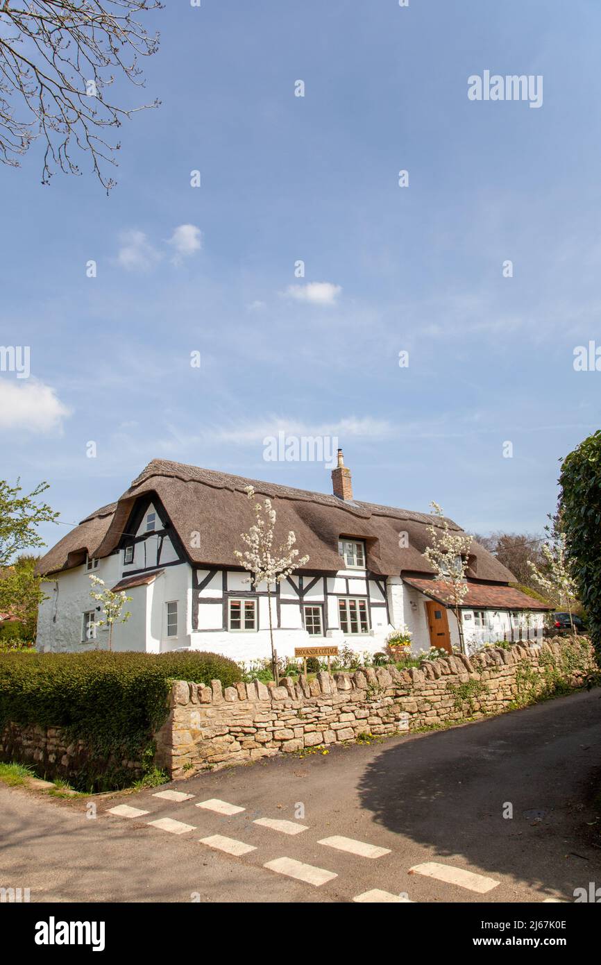 Maisons à colombages noires et blanches de chaume dans le village de Kemerton, une paroisse civile du Worcestershire en Angleterre. Banque D'Images