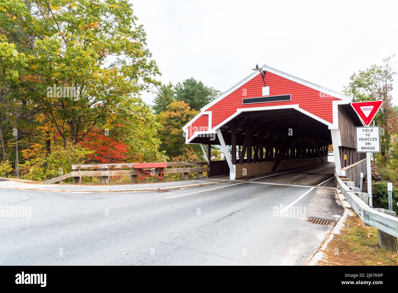 Pont couvert traditionnel en bois en Nouvelle-Angleterre, un jour d'automne nuageux Banque D'Images