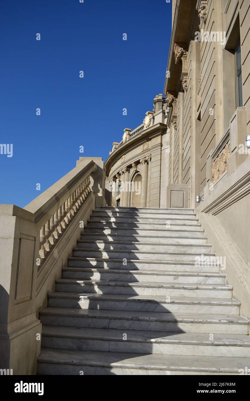 escalier en marbre blanc sur fond bleu ciel Banque D'Images