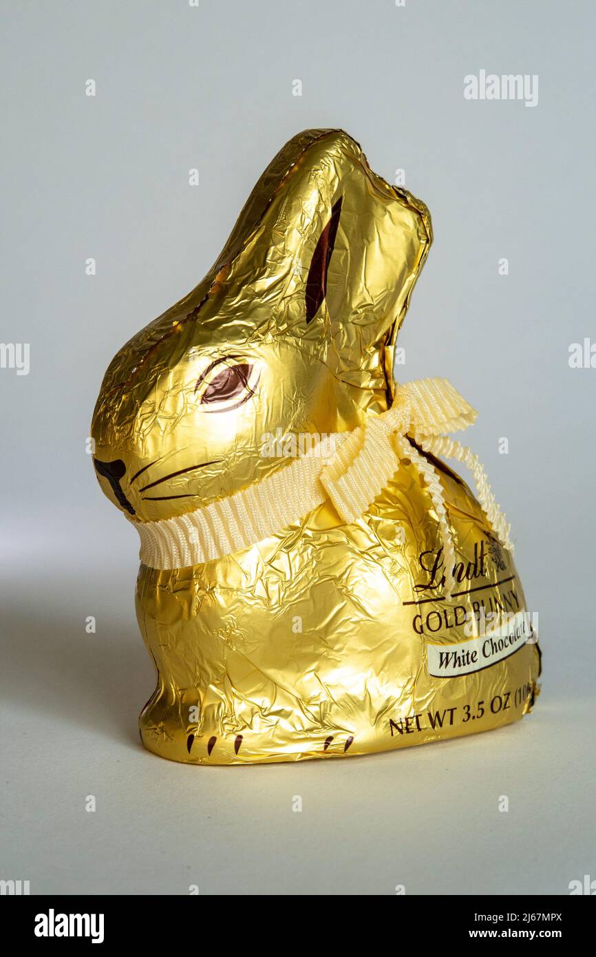 L'emblématique lapin doré Lindt est un symbole mondial de Pâques Banque D'Images