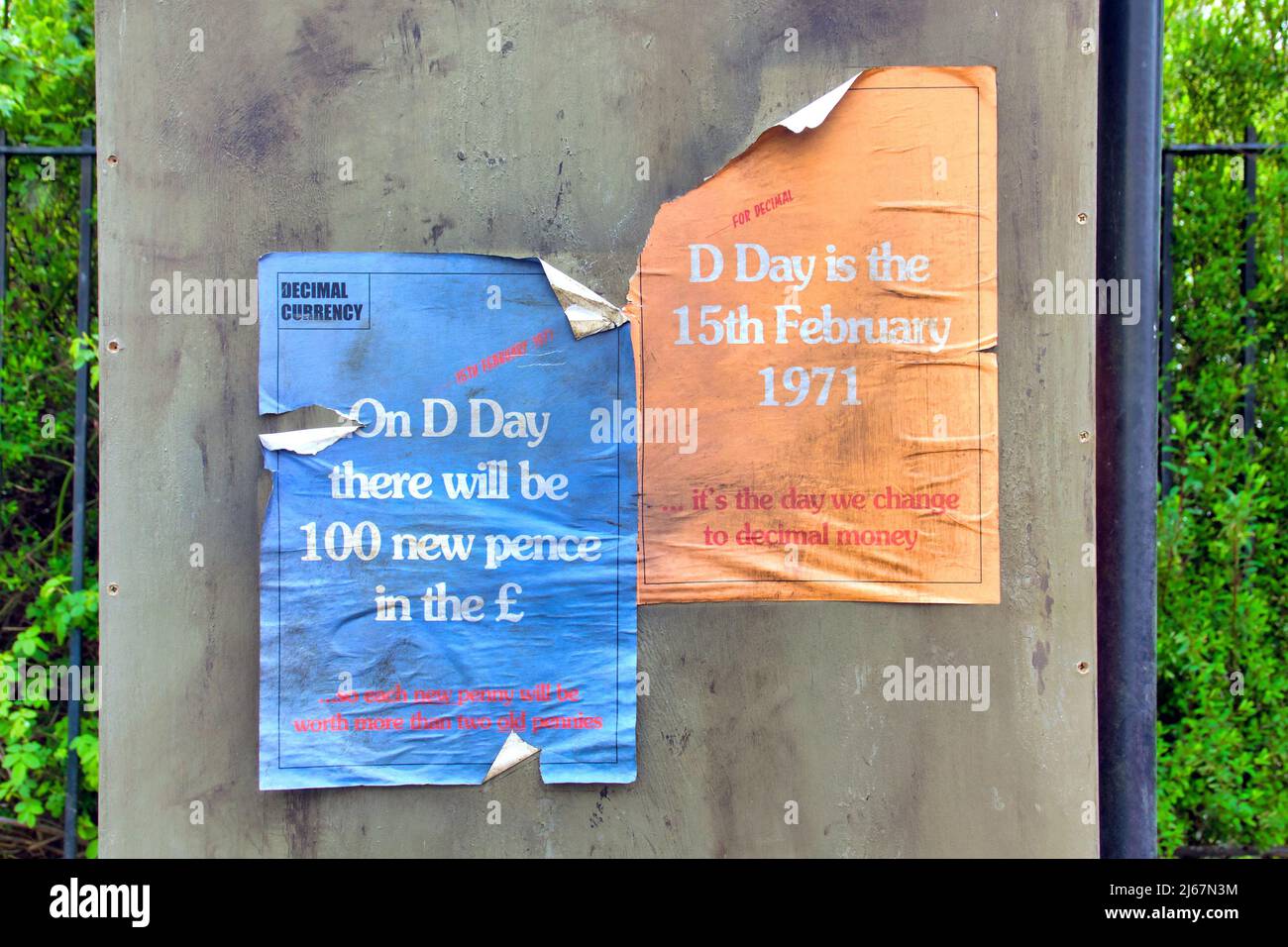 Des affiches de décimation millésimés datant des années 1970 collées sur des meubles de rue lorsque la Grande-Bretagne rejoignant la cee Banque D'Images