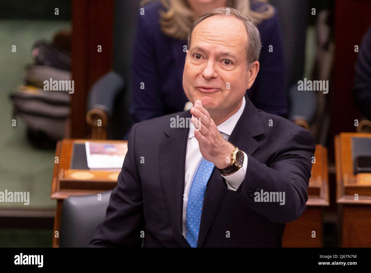 Peter Bethlenfalvy, ministre des Finances de l'Ontario, reconnaît que les membres de la famille ont gagné la tribune publique avant de remettre le budget de 2022 du gouvernement provincial à l'Assemblée législative du Queens Park, à Toronto, le jeudi 28 avril 2022. LA PRESSE CANADIENNE/Chris Young Banque D'Images