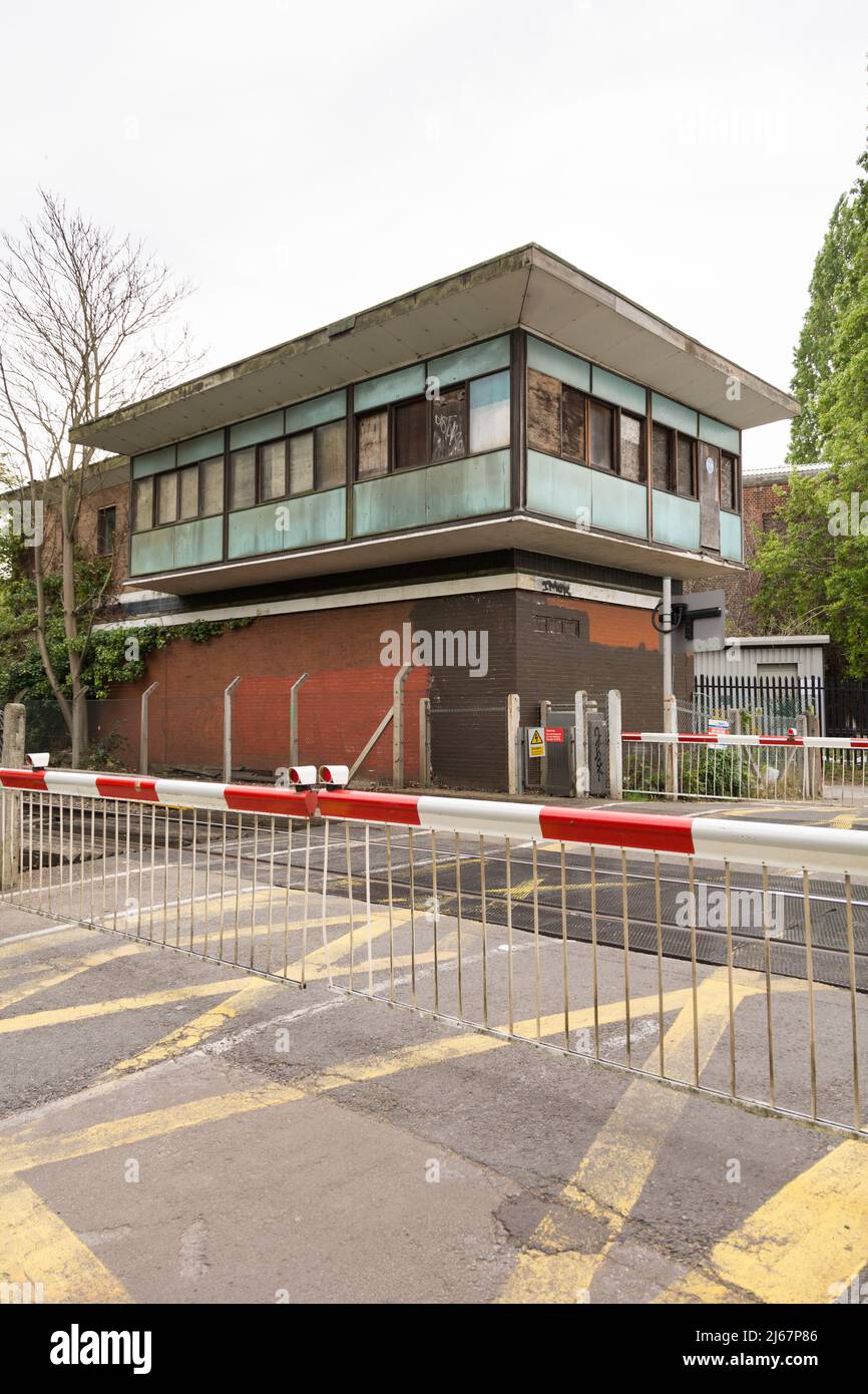 Une boîte de signalisation de Vine Road Level Crossing abandonnée, Barnes, Londres, SW13, Angleterre Banque D'Images