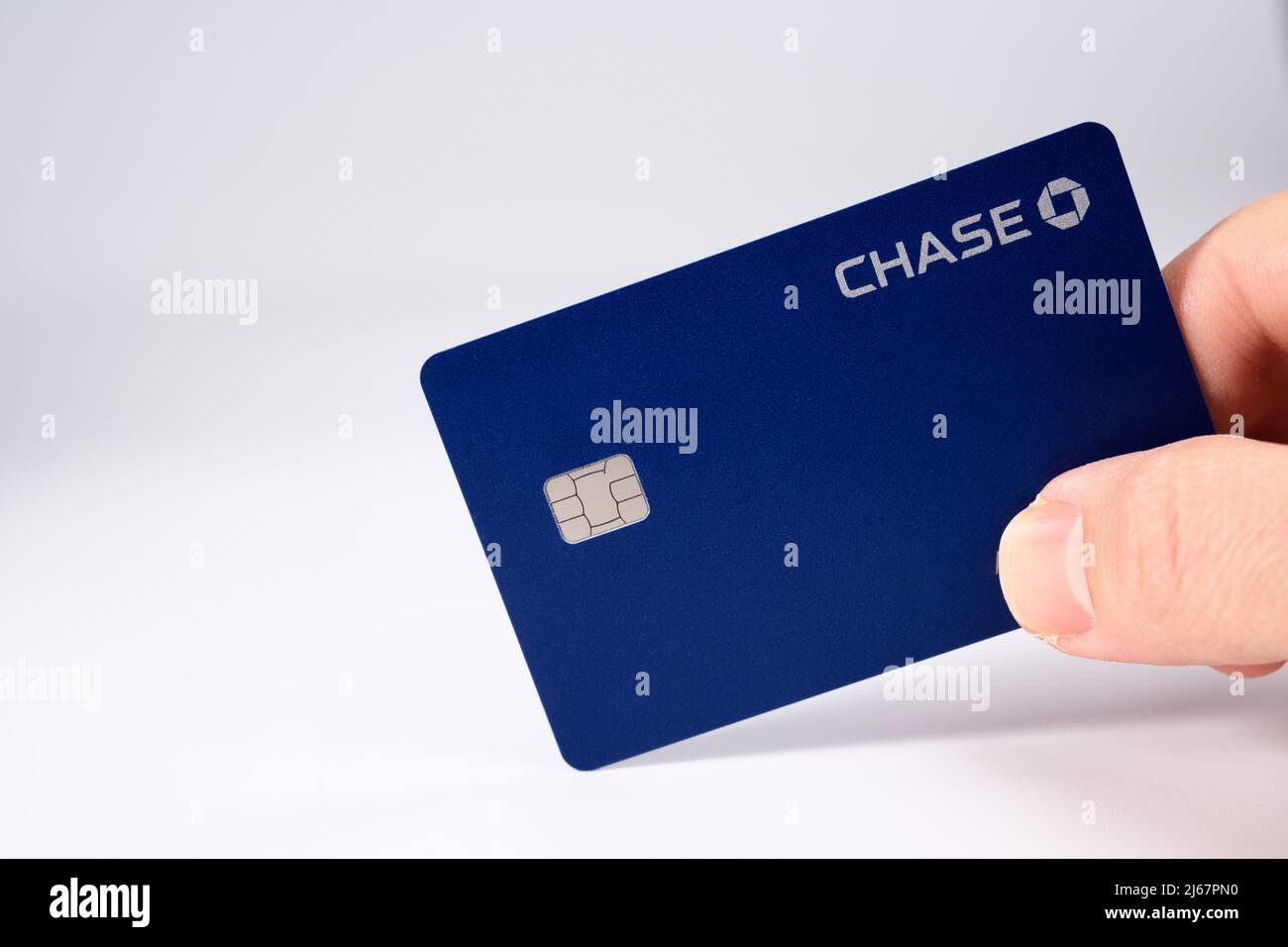 Carte de débit Chase Bank UK. Nouvelle banque numérique uniquement lancée au Royaume-Uni par JP Morgan. Stafford, Royaume-Uni, 28 avril 2022 Banque D'Images