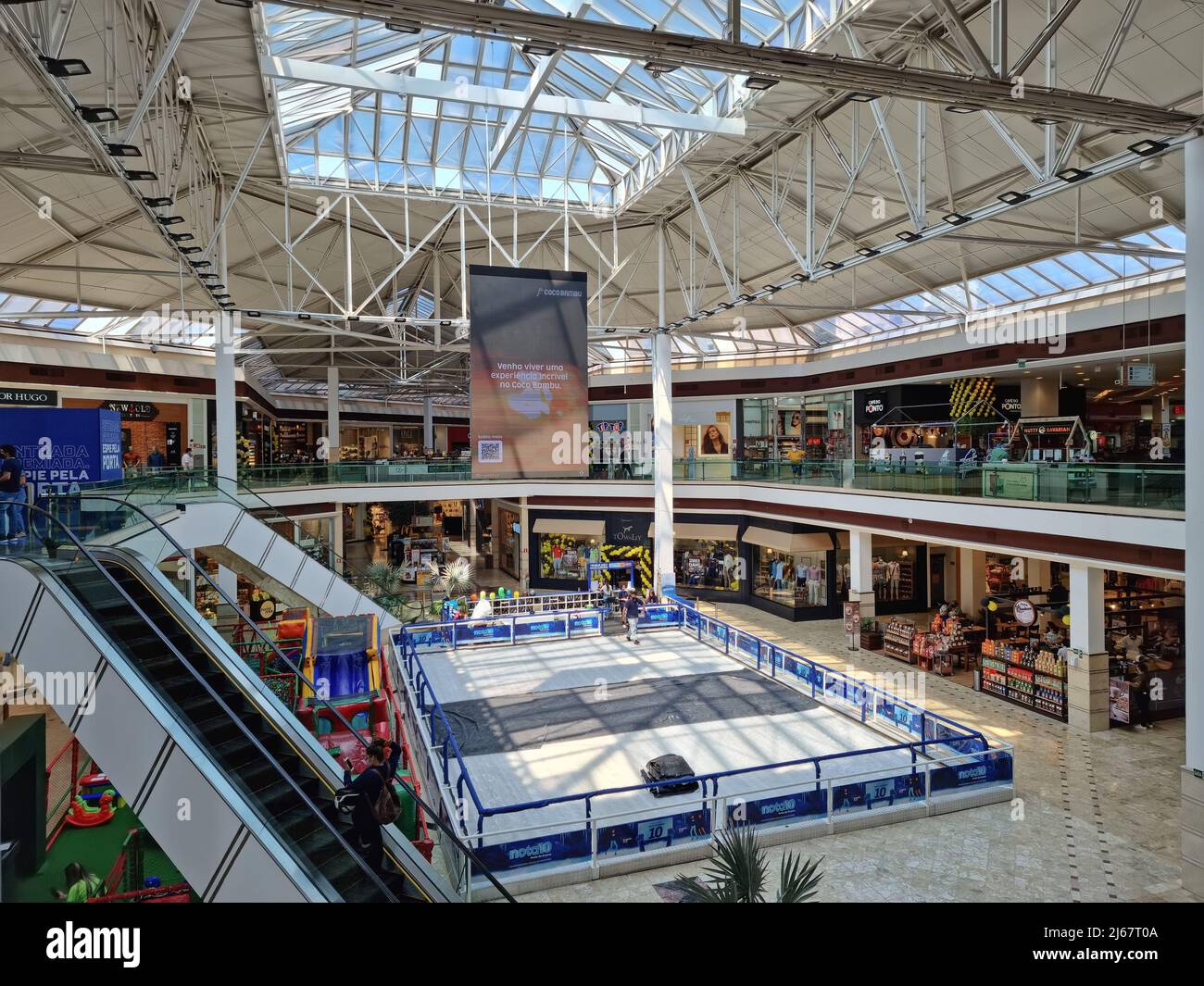 Campo Grande, MS, Brésil - 19 février 2022 : intérieur du centre commercial, zone centrale du centre commercial Campo Grande. Banque D'Images