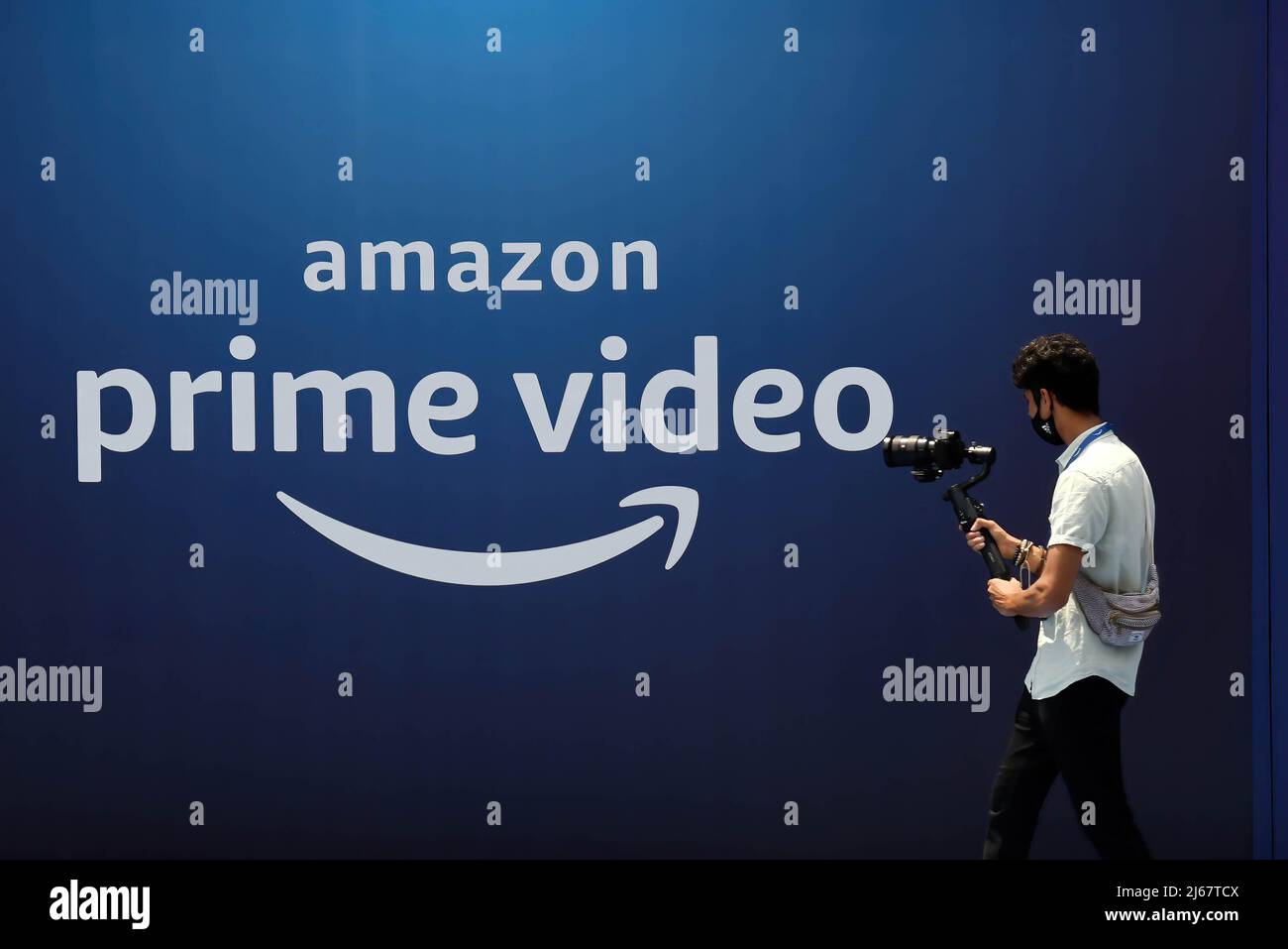 Un homme enregistre une vidéo près de l'affiche du lancement d'Amazon Prime Video à Mumbai. La société américaine de streaming vidéo a lancé l'événement pour annoncer ses plans d'investissement pour le contenu en Inde pour les deux prochaines années. Il comprend des films et des spectacles dans différentes langues indiennes. (Photo par Ashish Vaishnav / SOPA Images/Sipa USA) Banque D'Images
