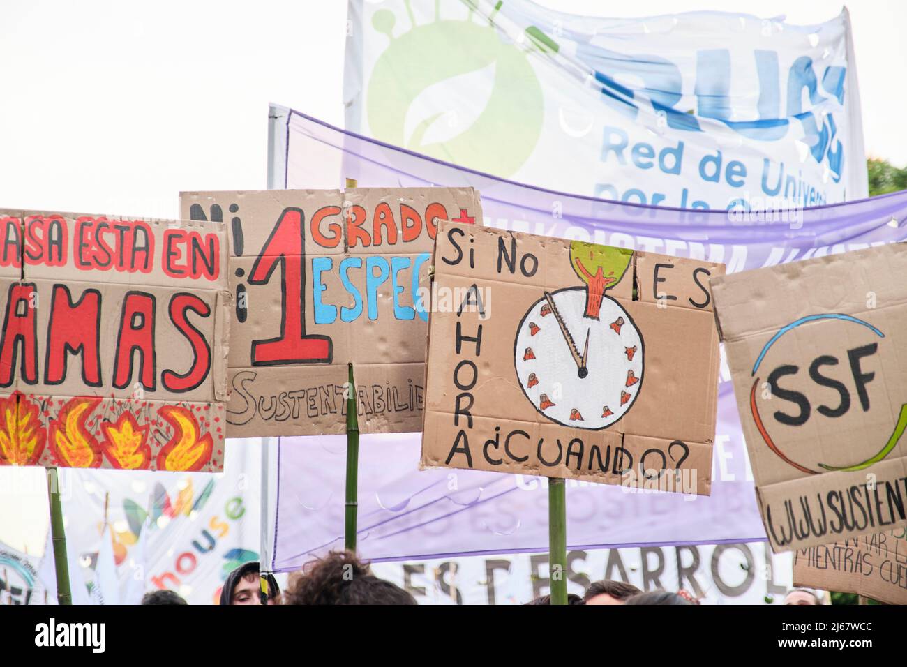 Buenos Aires, Argentine; 22 avril 2022: Activisme environnemental, affiches sur le réchauffement de la planète et la crise climatique lors de la manifestation du jour de la Terre. Banque D'Images