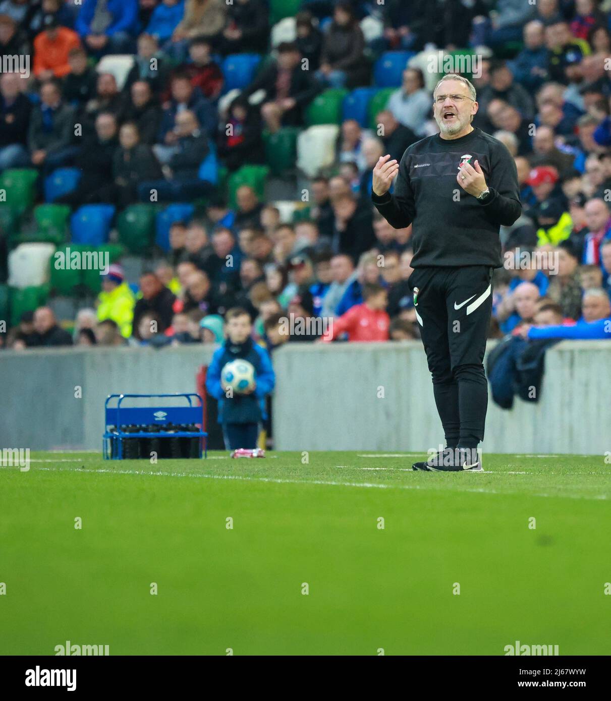 Windsor Park, Belfast, Irlande du Nord, Royaume-Uni. 15 avril 2022. Danske Bank Premiership – Linfield / Glentoran. Mick McDermott, entraîneur de Glentoran. Banque D'Images