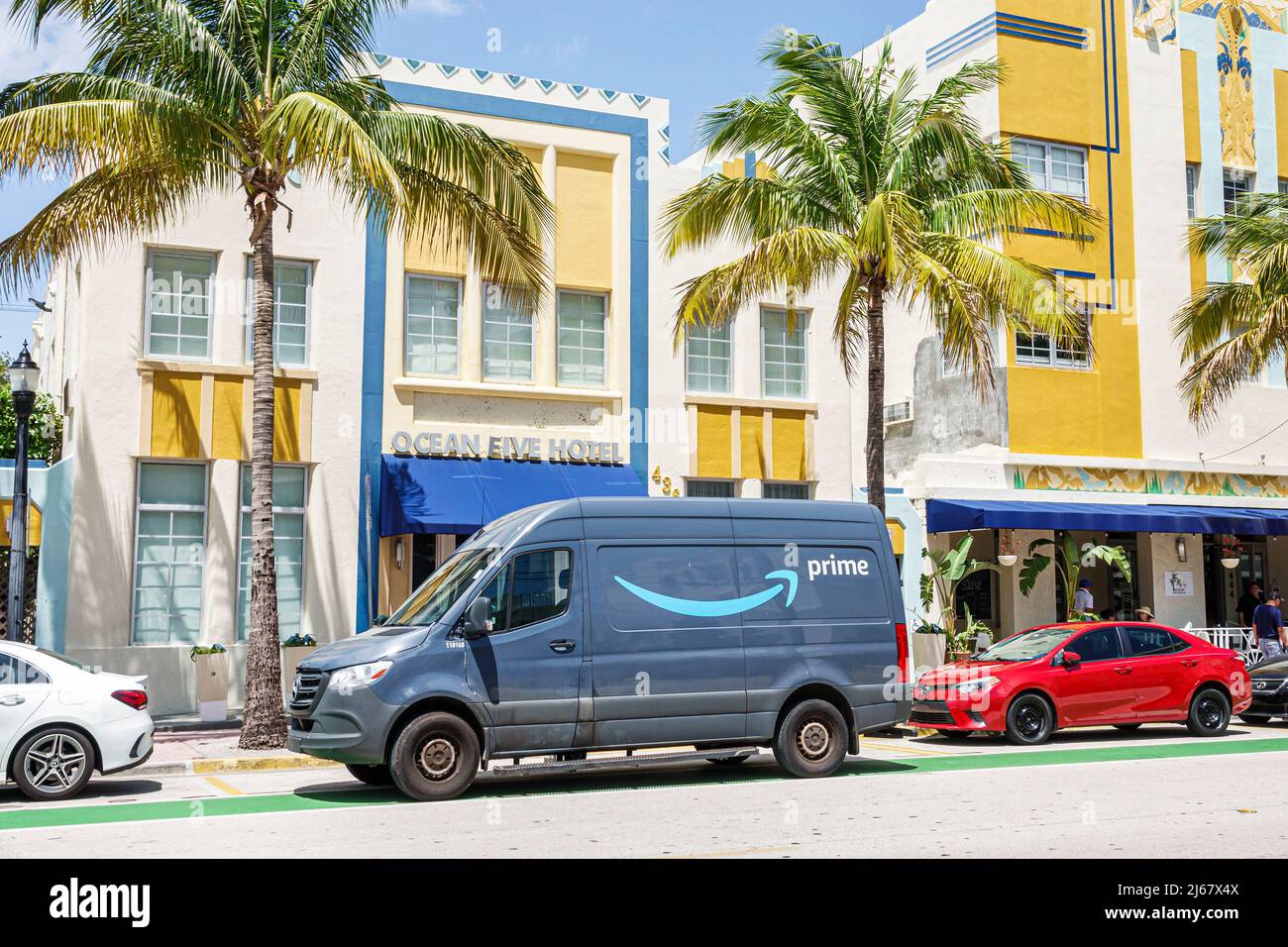 Miami Beach Florida Ocean Drive hôtel Amazon Prime camion de livraison véhicule stationné à l'extérieur Banque D'Images