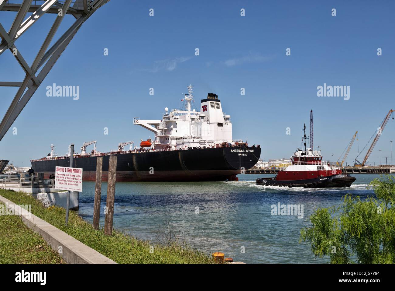 Navire-citerne à pétrole vide 'Americas Spirit - Nausaou', entrant dans le port, navire-pilote partant du port de Corpus Christi, Texas. Banque D'Images