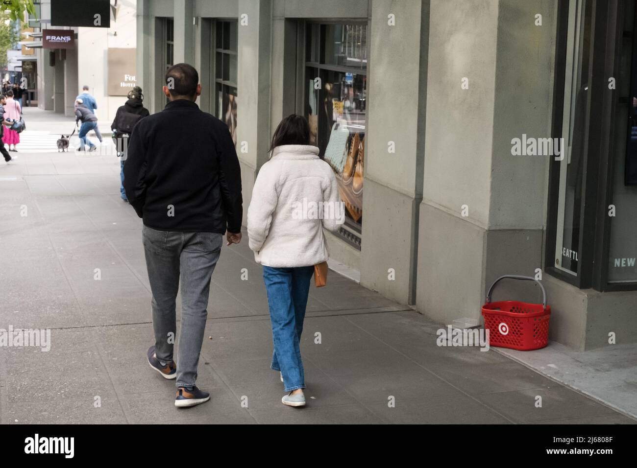 Seattle, États-Unis. 28th avril 2022. Un panier à main vide et une boîte de sécurité laissés sur le trottoir sur le 1st e près de la ville de Target. Les entreprises sont aux prises avec les actes de vandalisme et la criminalité dans le centre-ville. La police de Seattle a récemment mis en place un quartier mobile sur 3rd et Pine après plusieurs fusillades qui ont entraîné des homicides présumés. Crédit : James Anderson/Alay Live News Banque D'Images