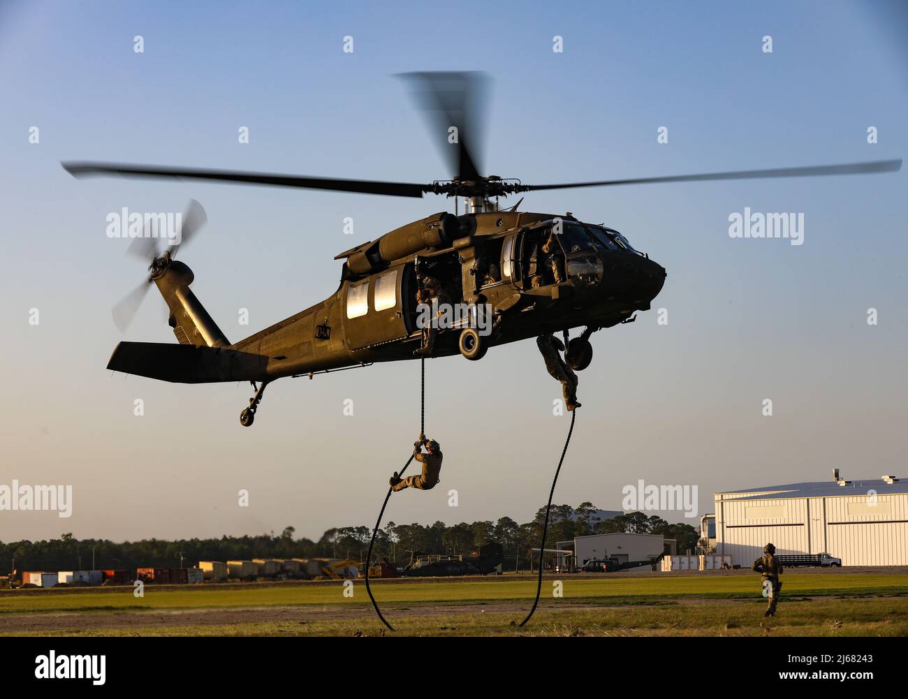 Les membres du service des opérations spéciales des États-Unis participent à la formation sur le système d'insertion et d'extraction rapide de corde (FRIS) au Centre de formation sur la préparation au combat de Gulfport, Gulfport, Mississippi, le 22 avril 2022. Southern Strike 2022 est un exercice de combat multinational conjoint à grande échelle qui fournit une formation tactique pour toute la gamme des conflits. Il met l'accent sur la domination aérienne, les opérations maritimes, l'appui aérien maritime, l'engagement de précision, l'appui aérien étroit, commandement et contrôle, récupération du personnel, évacuation sanitaire aéro et soutien médical de combat. (É.-U. Photo de la Garde nationale de l'armée par le sergent d'état-major. Banque D'Images