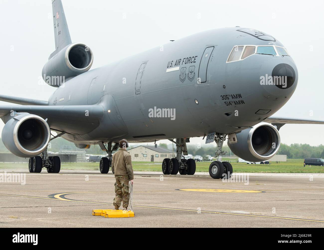 KC-10A Extender, numéro de queue 79-0433, taxis pour se rendre à une place de stationnement près du Air Mobility Command Museum sur la base aérienne de Douvres, Delaware, le 26 avril 2022. Cet avion en particulier était le premier des 60 relais qui sont entrés dans l'inventaire de la US Air Force. L'avion a été retiré de la base commune McGuire-dix-Lakehurst (New Jersey) à l'AFB de Douvres pour devenir l'ajout de 36th au Musée AMC. (É.-U. Photo de la Force aérienne par Roland Balik) Banque D'Images KC-10A Extender, numéro de queue 79-0433, taxis pour se rendre à une place de stationnement près du Air Mobility Command Museum sur la base aérienne de Douvres, Delaware, le 26 avril 2022. Cet avion en particulier était le premier des 60 relais qui sont entrés dans l'inventaire de la US Air Force. L'avion a été retiré de la base commune McGuire-dix-Lakehurst (New Jersey) à l'AFB de Douvres pour devenir l'ajout de 36th au Musée AMC. (É.-U. Photo de la Force aérienne par Roland Balik) Banque D'Images