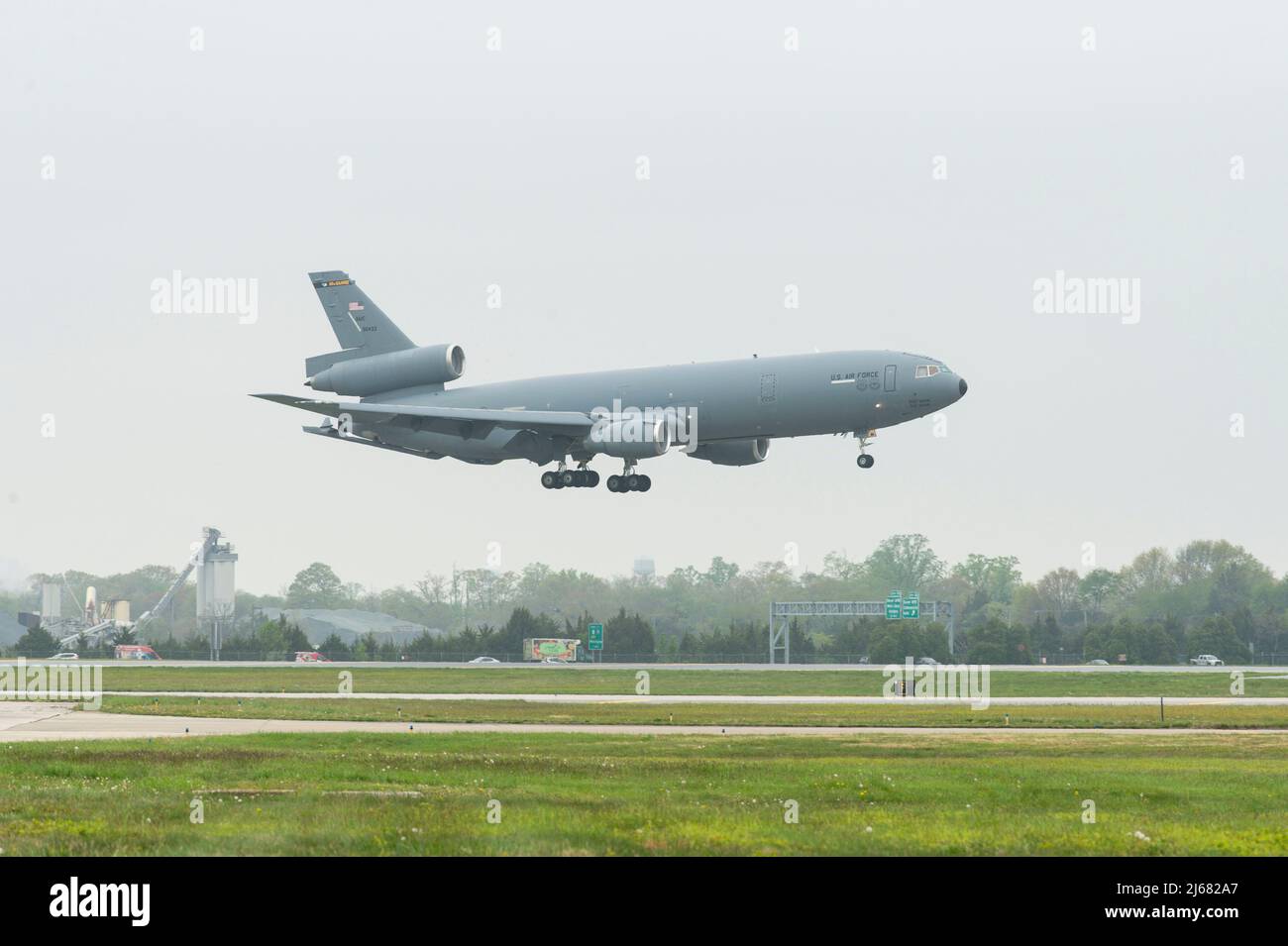 Le KC-10A Extender, numéro de queue 79-0433, se prépare à atterrir à la base aérienne de Douvres, Delaware, le 26 avril 2022. Cet avion en particulier était le premier des 60 relais qui sont entrés dans l'inventaire de la US Air Force. L'avion a été retiré de la base commune McGuire-dix-Lakehurst, dans le New Jersey, à l'AFB de Douvres pour devenir l'ajout de 36th au Air Mobility Command Museum. (É.-U. Photo de la Force aérienne par Roland Balik) Banque D'Images Le KC-10A Extender, numéro de queue 79-0433, se prépare à atterrir à la base aérienne de Douvres, Delaware, le 26 avril 2022. Cet avion en particulier était le premier des 60 relais qui sont entrés dans l'inventaire de la US Air Force. L'avion a été retiré de la base commune McGuire-dix-Lakehurst, dans le New Jersey, à l'AFB de Douvres pour devenir l'ajout de 36th au Air Mobility Command Museum. (É.-U. Photo de la Force aérienne par Roland Balik) Banque D'Images