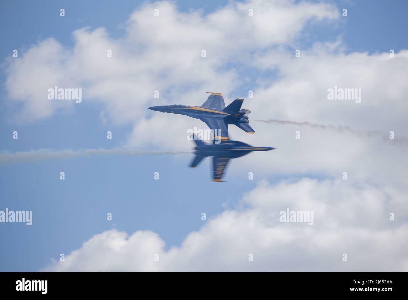 L'escadron de démonstration de vol de la Marine américaine, les Blue Angels, effectue la manœuvre de crossettes lors du salon aérien du Vidalia Onion Festival 2022 à l'aéroport régional de Vidalia, Vidalia (Géorgie), le 23 avril 2022. Le festival de deux jours a présenté des vendeurs et des activités pour des personnes de tous âges, avec un spectacle aérien qui a présenté des artistes comme la patrouille d'État de Géorgie, l'équipe Aeroshell Aerobatic et les U.S. Navy Blue Angels. (É.-U. Photo du corps marin par lance Cpl. Kevin Lopez Herrera) Banque D'Images