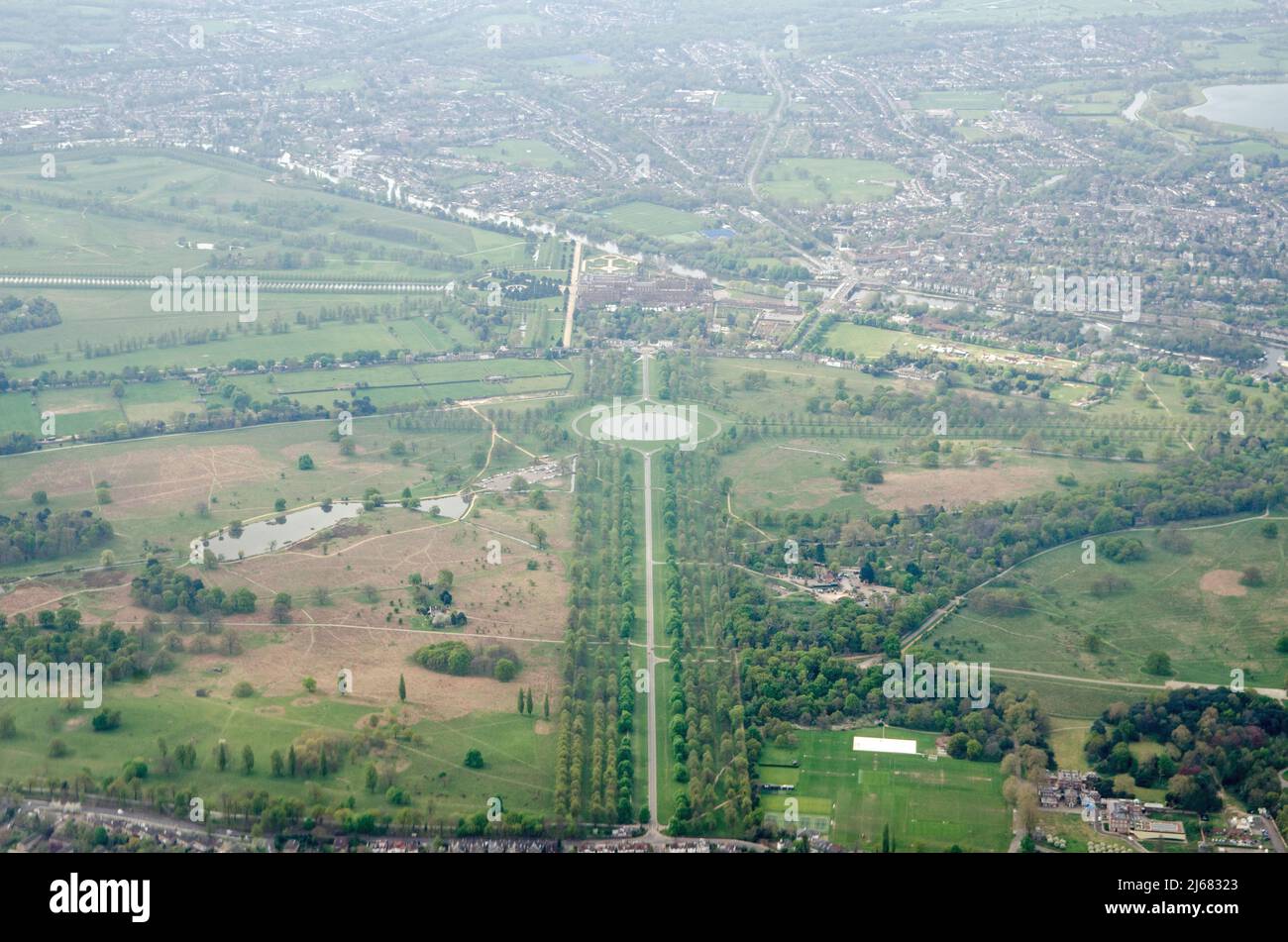 Vue depuis le haut de Bushy Park dans l'ouest de Londres. En regardant le long de l'avenue Chestnut qui atteint la fontaine Diana et au-delà, l'historique Ha Banque D'Images