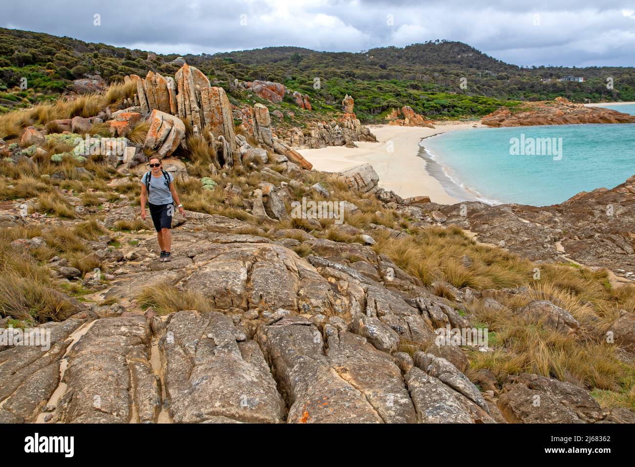 Femme sur le sentier de Castle Rock, Flinders Island Banque D'Images
