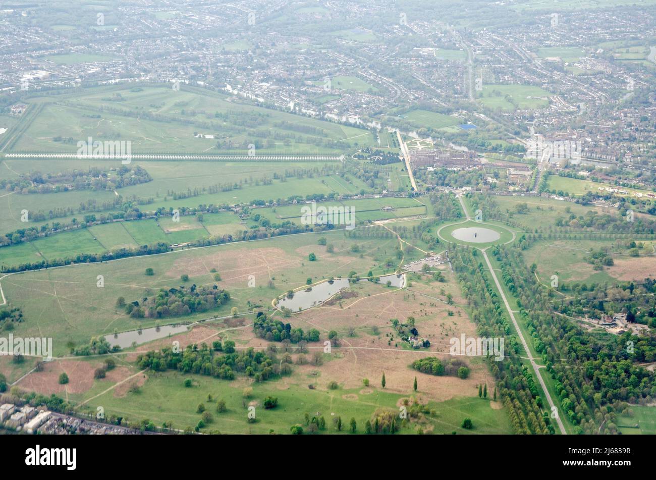 Vue aérienne sur le parc animé et le palais Hampton court dans l'ouest de Londres, le matin du printemps. La fontaine Diana est située au milieu de la Banque D'Images