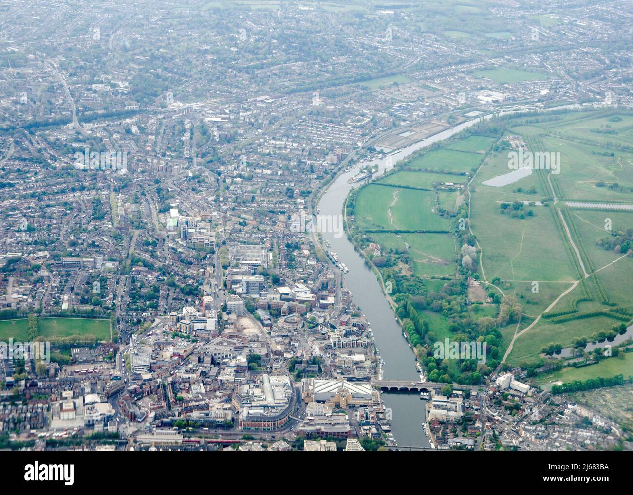 Vue depuis le dessus du centre-ville de Kingston-upon-Thames sur les rives de la Tamise dans l'ouest de Londres avec le terrain de Hampton court Palace sur le ri Banque D'Images