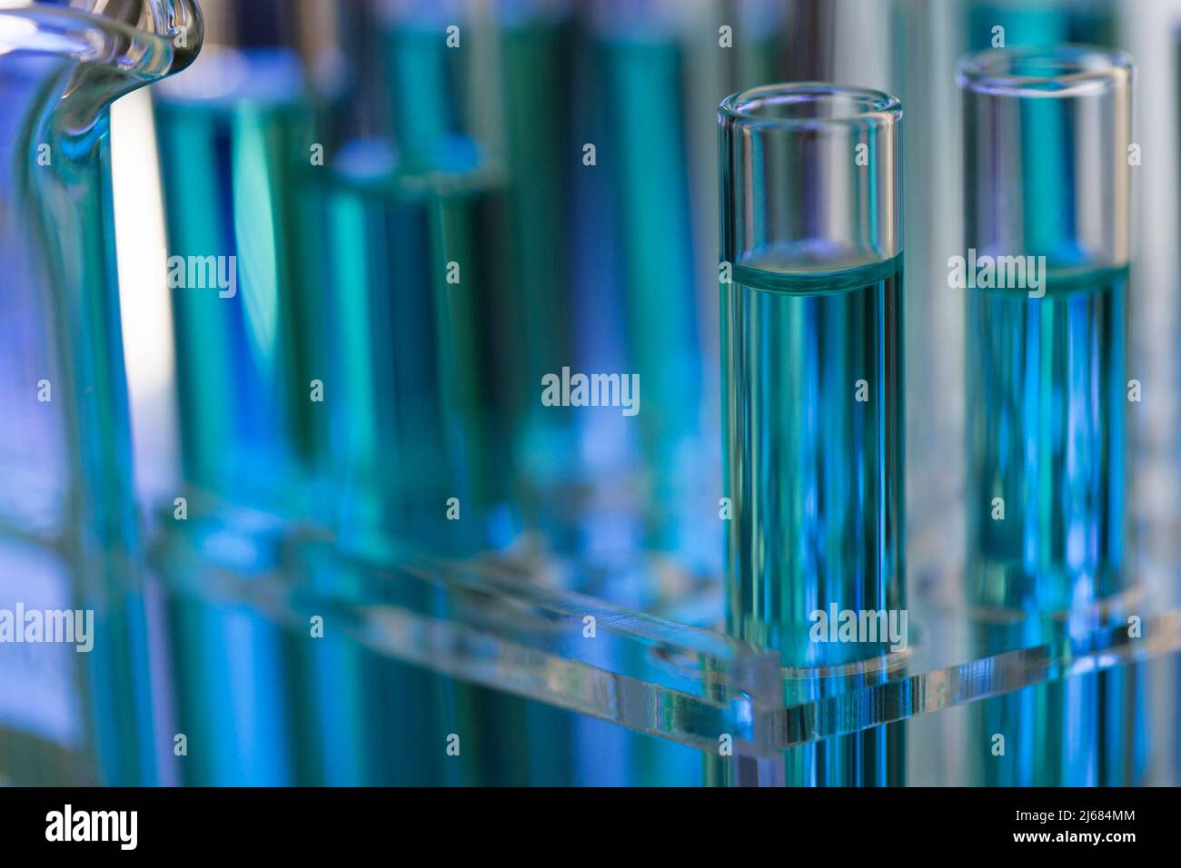 Tubes à essai soigneusement disposés contenant du réactif bleu dans le laboratoire de chimie - photo de stock Banque D'Images