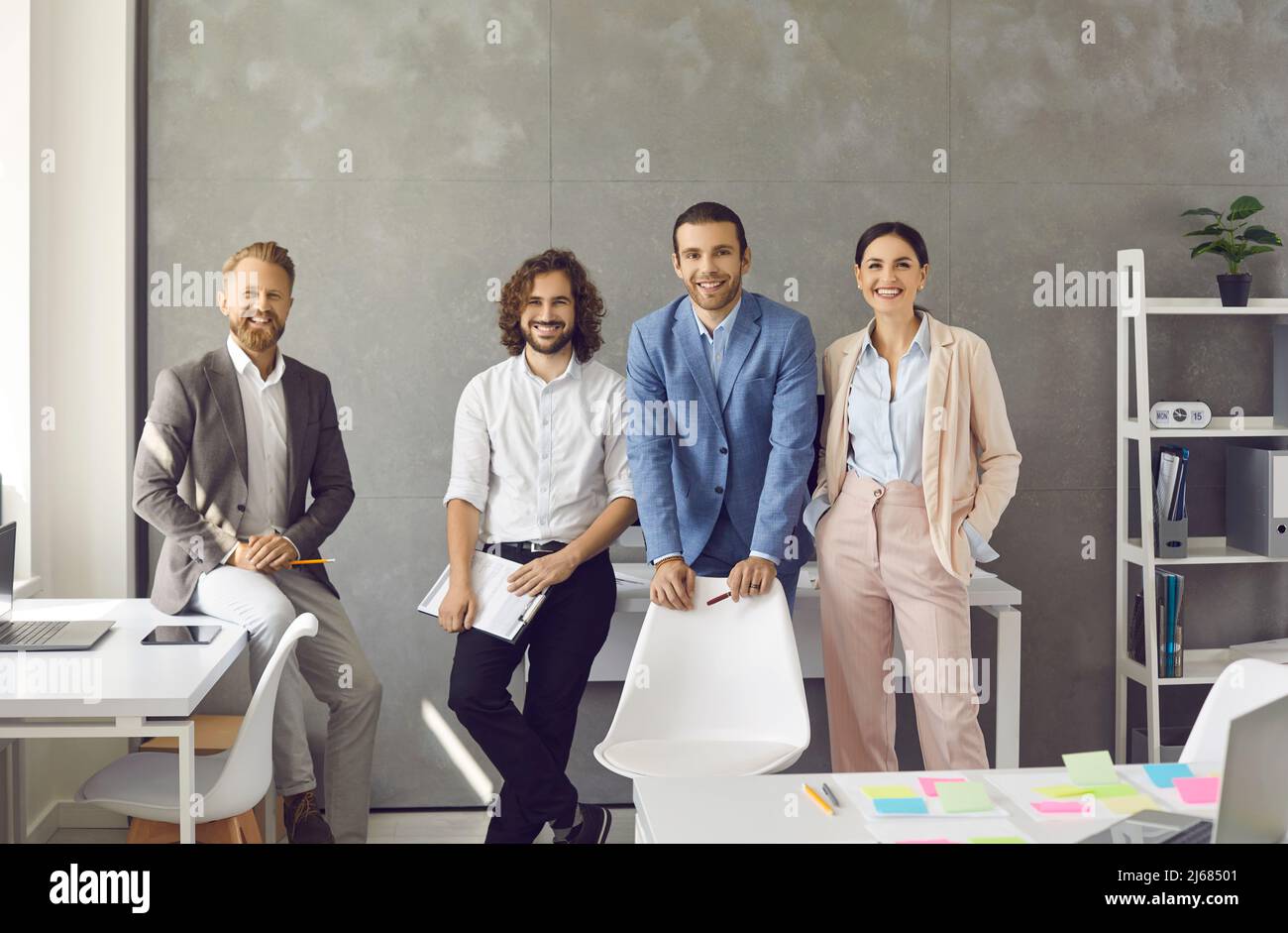 Portrait de souriants divers hommes d'affaires posent au bureau Banque D'Images