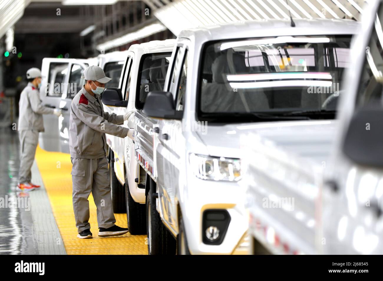 QINGDAO, CHINE - le 28 AVRIL 2022 - les travailleurs travaillent dans une ligne de production de camions légers à l'usine automobile de Beijing, dans la ville de Laixi, à Qingd Banque D'Images