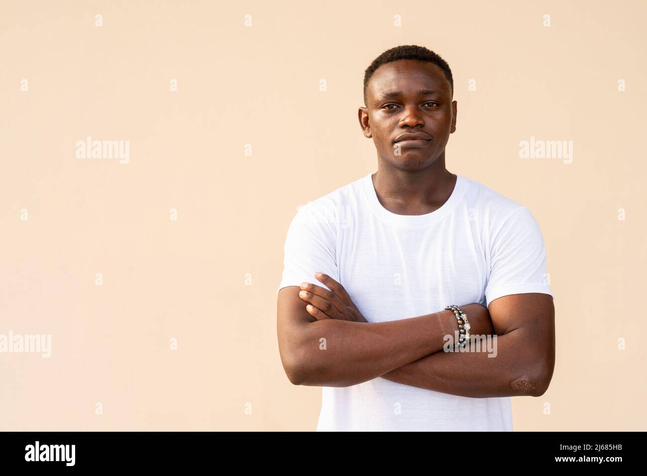 Portrait d'un beau jeune homme africain Banque D'Images