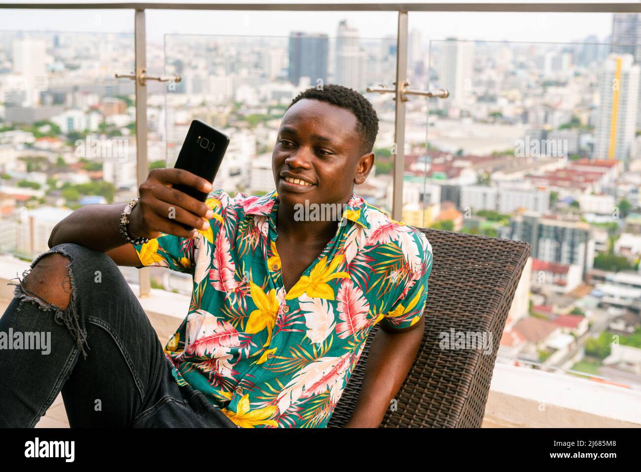 Portrait d'un beau jeune homme africain appréciant l'été Banque D'Images