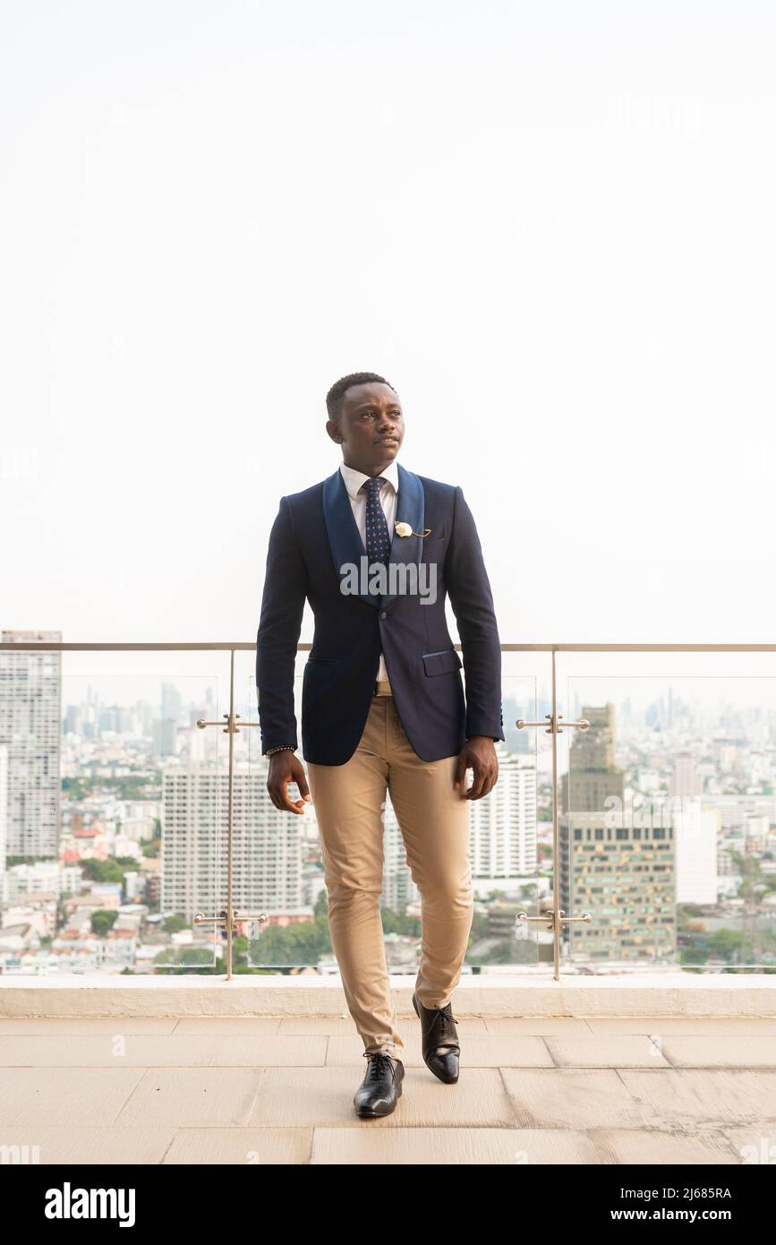 Portrait d'un beau jeune homme africain portant un costume Banque D'Images
