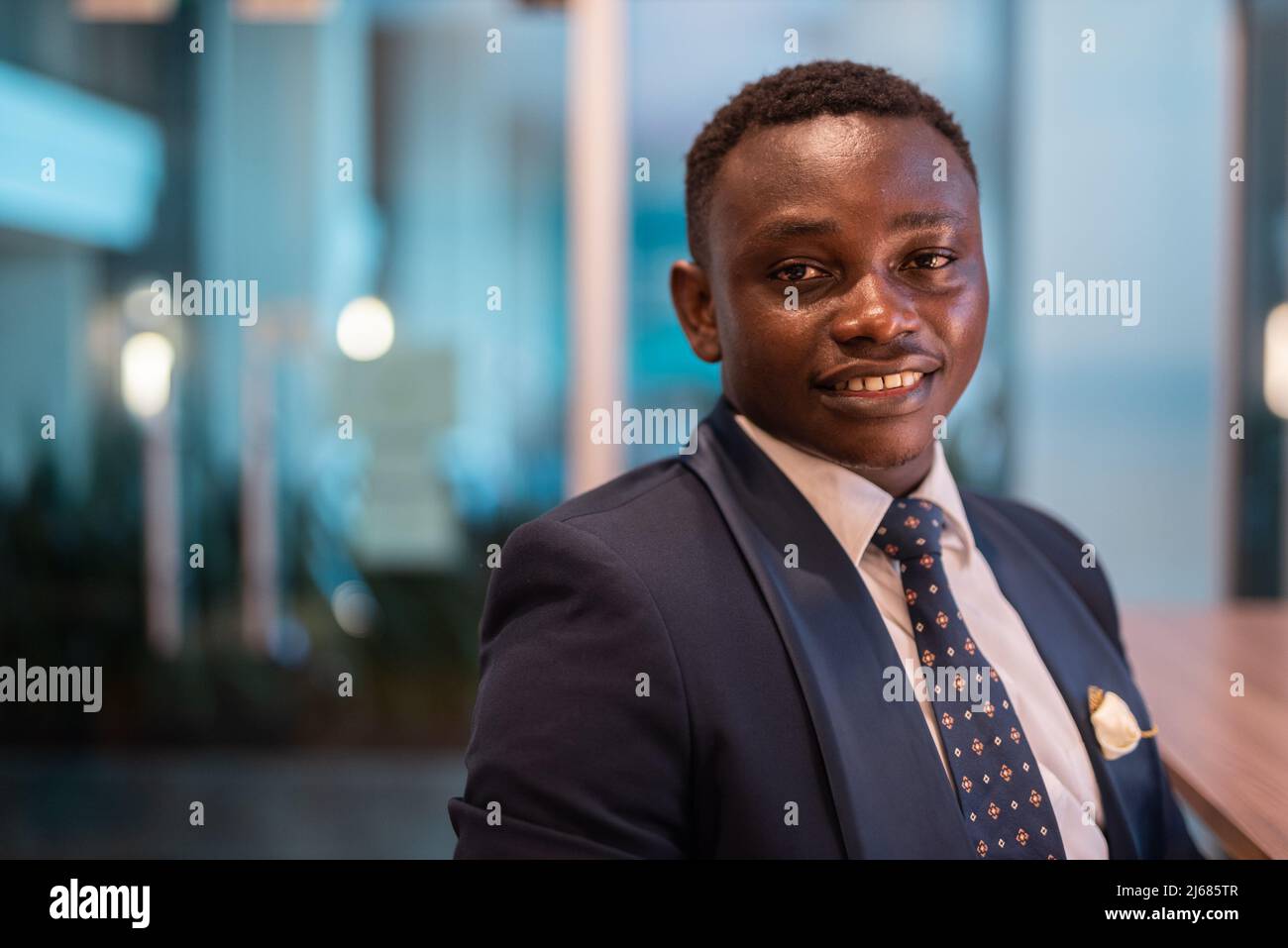 Portrait du beau jeune Africain au bureau la nuit Banque D'Images