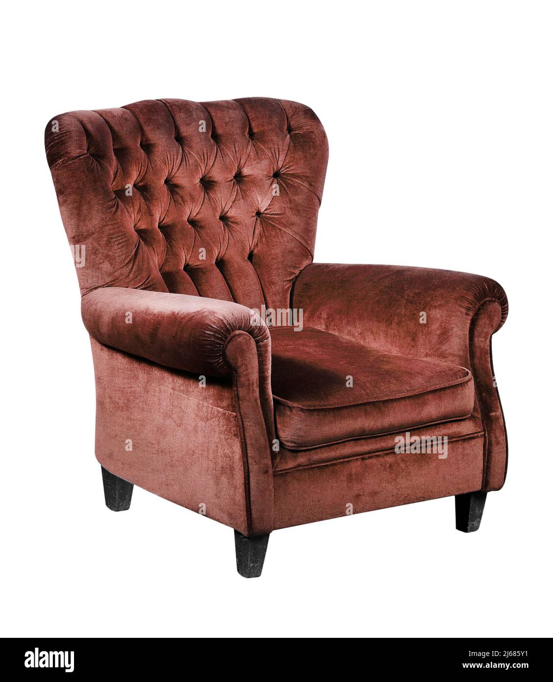 Confortable fauteuil d'époque en velours rouge rembourré avec dossier boutonné isolé sur blanc Banque D'Images